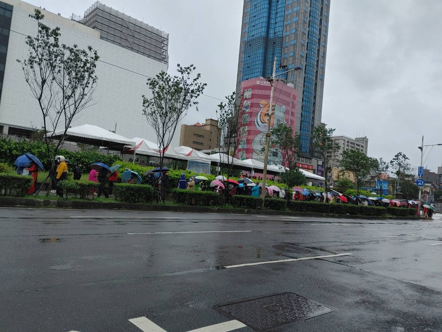 「基隆市民廣場」新防疫指引第一天上路，大排長龍，且天候不佳。 （翻攝自基隆人臉書）