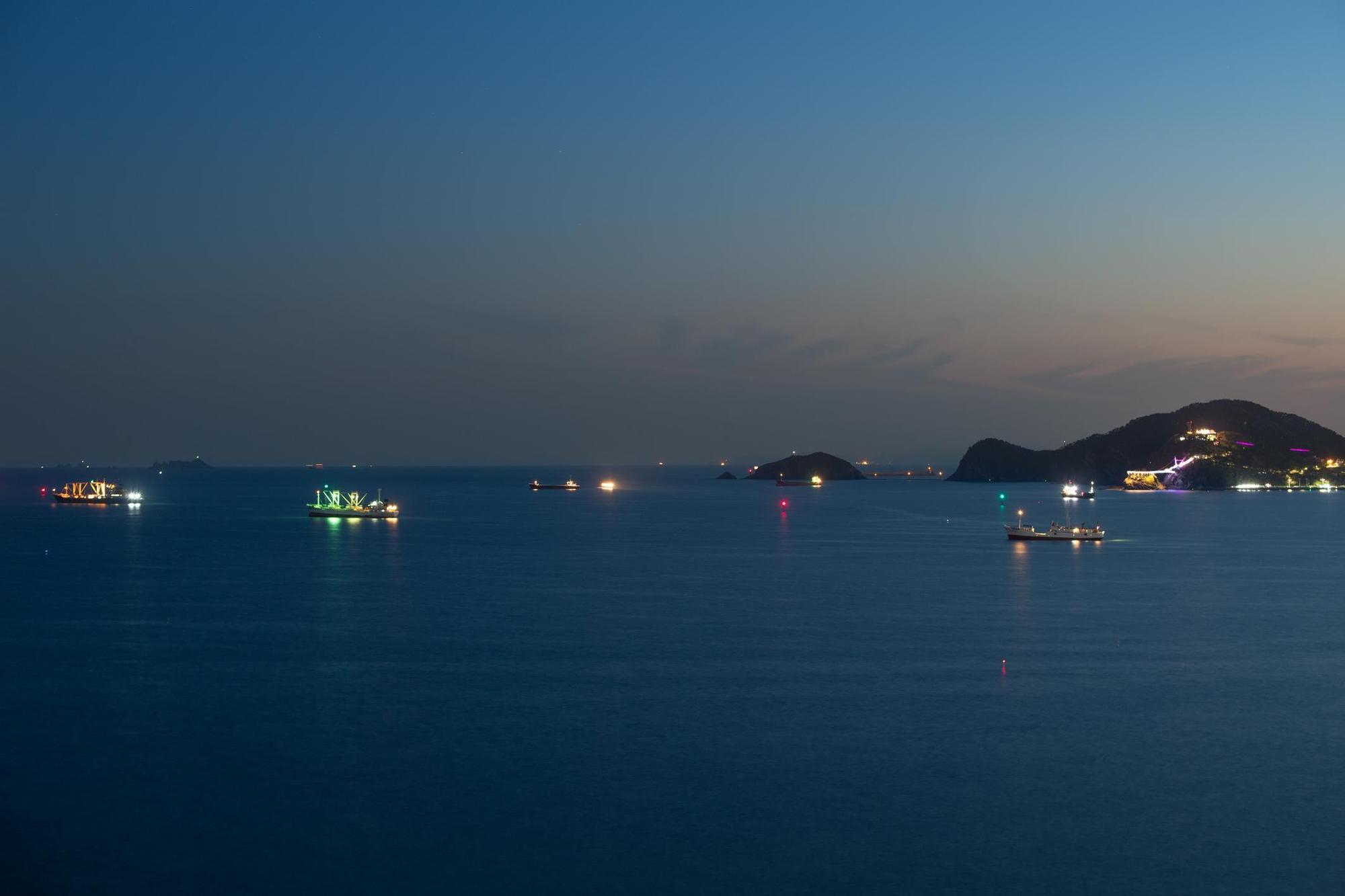 尹汝貞飾演年老善慈，回到韓國後的場景在釜山影島甘池海邊。（韓國觀光公社提供）