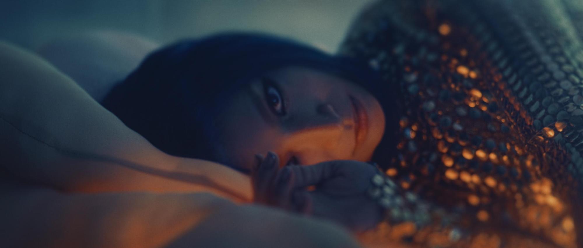 一幕Faye躺著落淚的畫面，是她在拍MV時真實地感受。（亞神音樂提供）