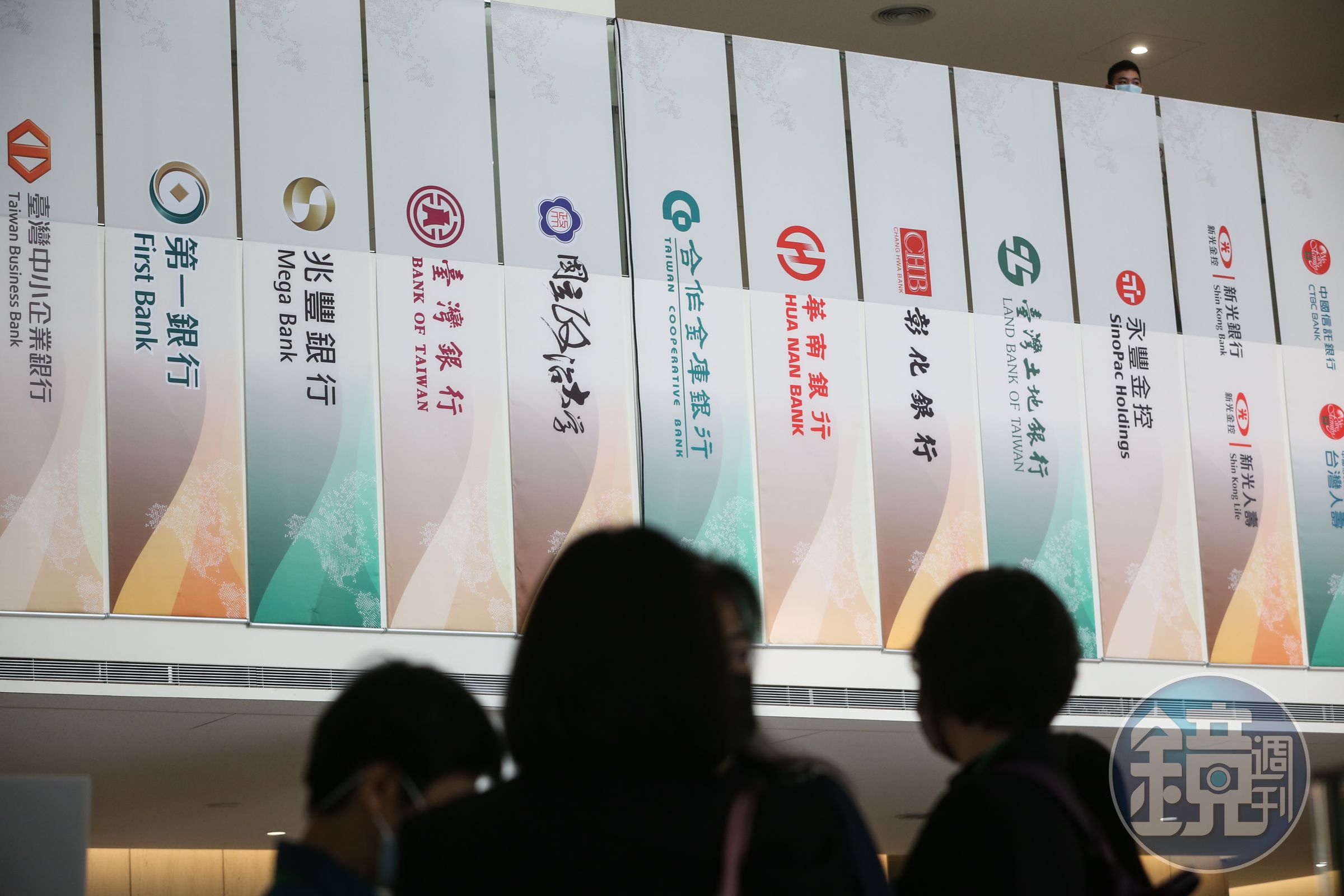 全球升息影響，國內金控第一季未虧損近2,450億元。