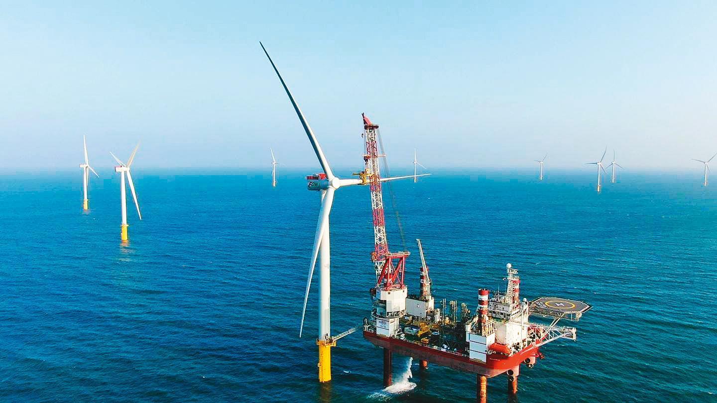 綠能發電，包括水力、風力、太陽能，雖是長期趨勢，但當中需克服的問題不少。（翻攝Ørsted臉書）