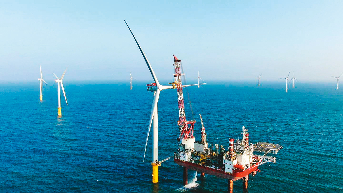 綠能發電，包括水力、風力、太陽能，雖是長期趨勢，但當中需克服的問題不少。（翻攝Ørsted臉書）