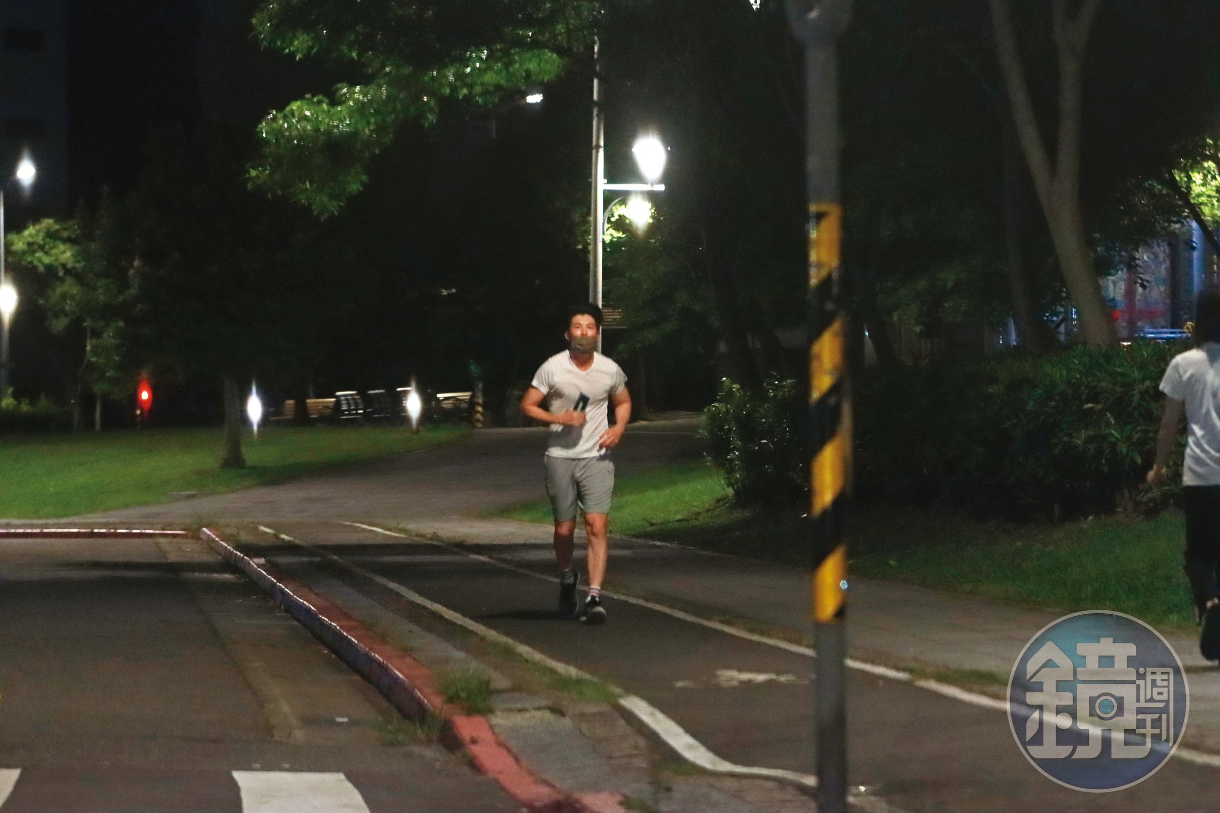 5／8 19：14  黃少祺現身北市內湖區街邊，只見他穿著輕便慢跑，跑得氣喘吁吁，相當賣力。