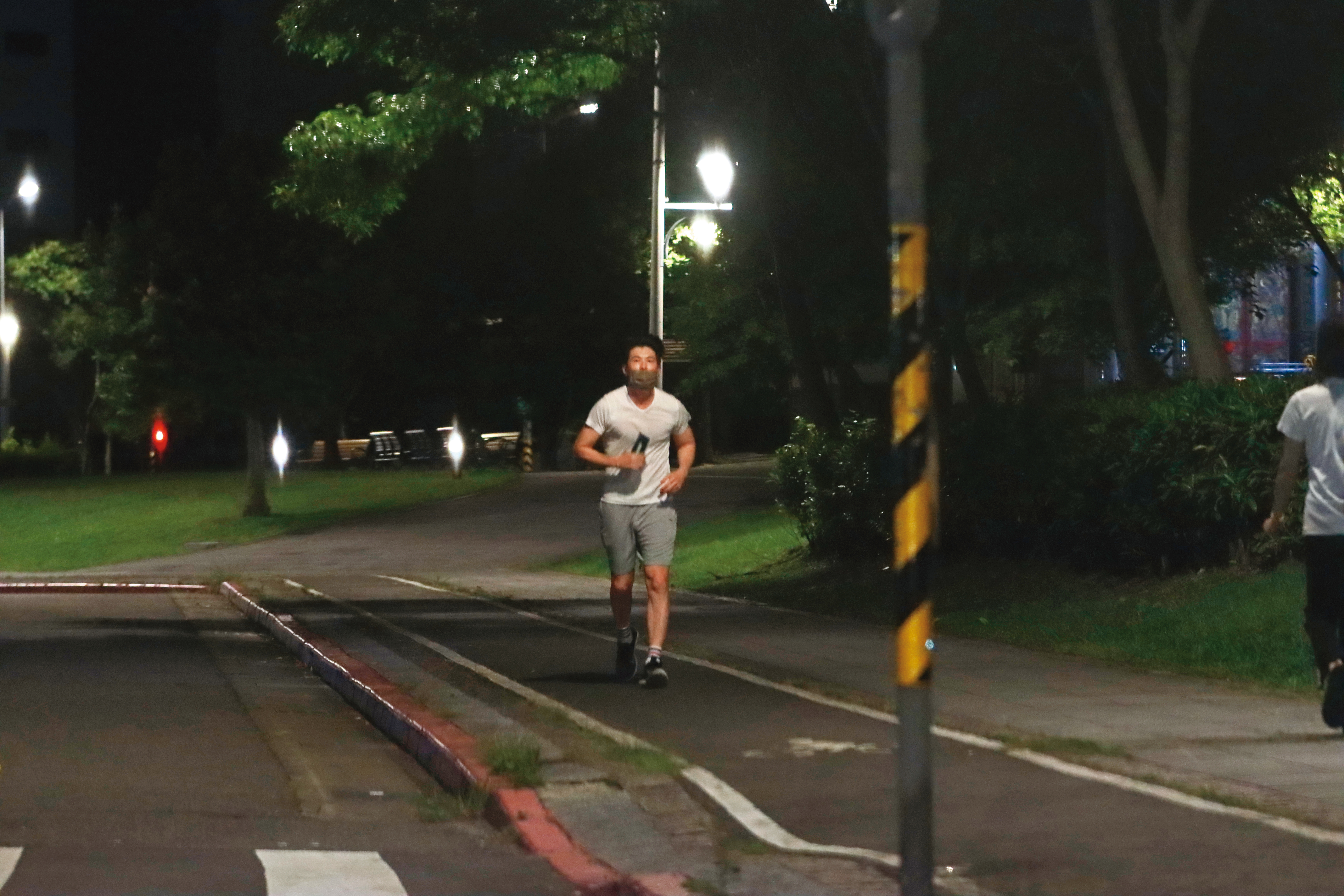 5／8 19：14  黃少祺現身北市內湖區街邊，只見他穿著輕便慢跑，跑得氣喘吁吁，相當賣力。