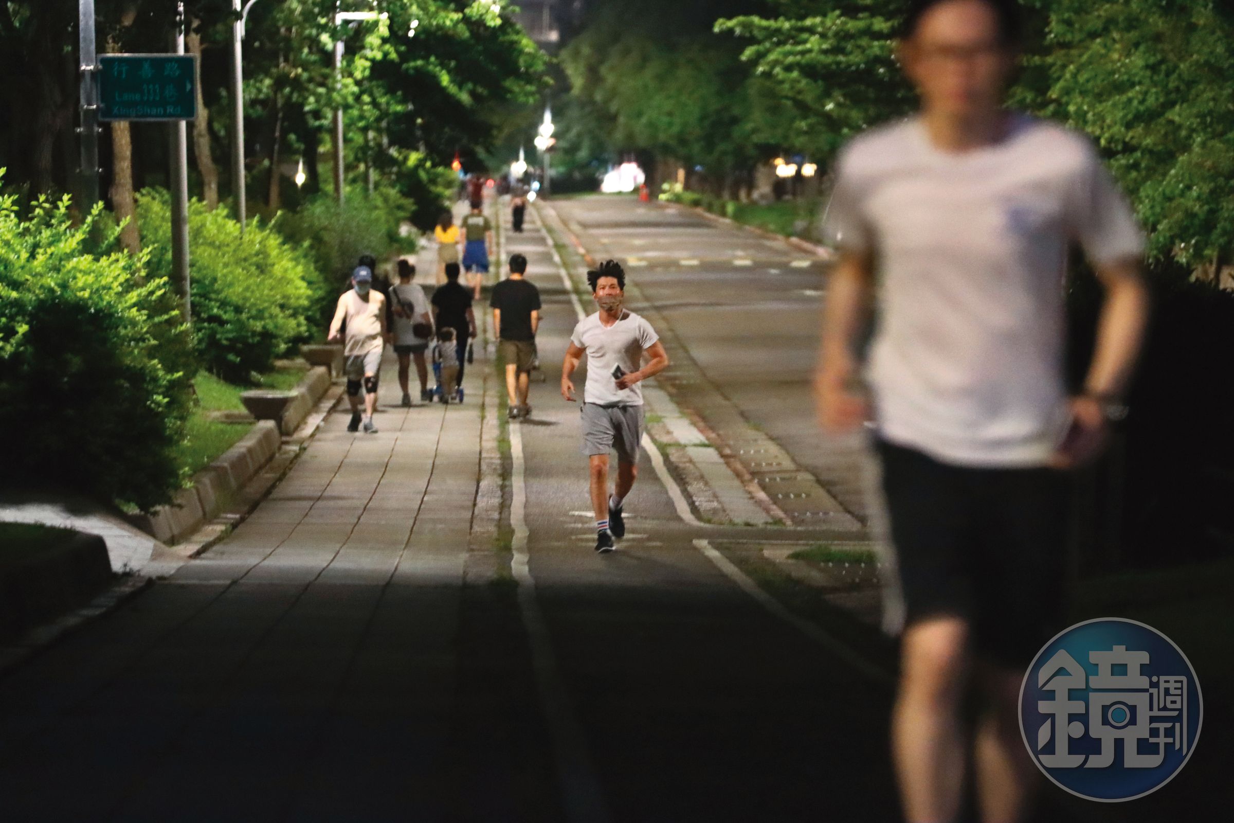 5／8 19：25  儘管汗水淋漓，黃少祺仍戴著口罩路跑，胸肌若隱若現，男神力噴發。