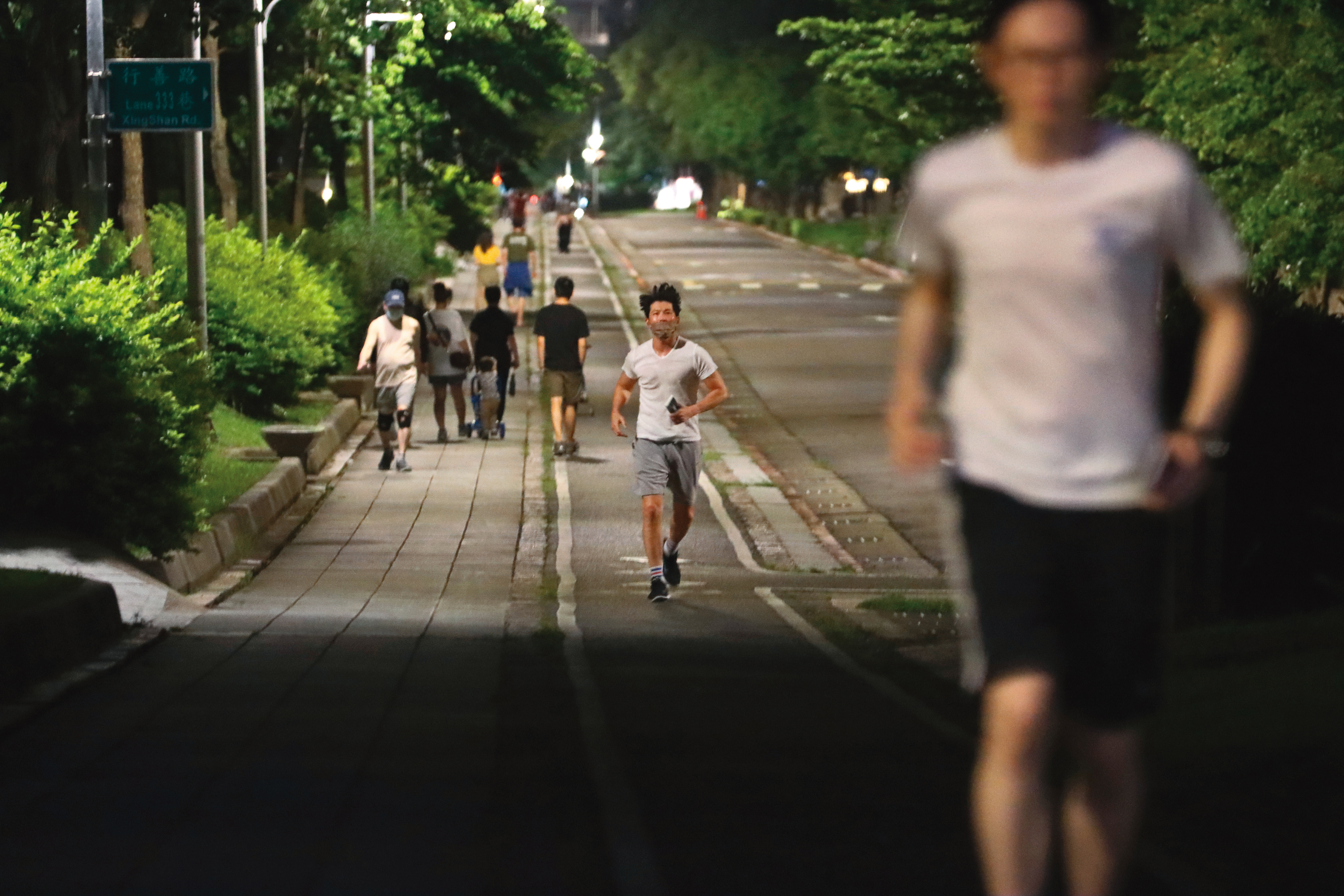 5／8 19：25  儘管汗水淋漓，黃少祺仍戴著口罩路跑，胸肌若隱若現，男神力噴發。