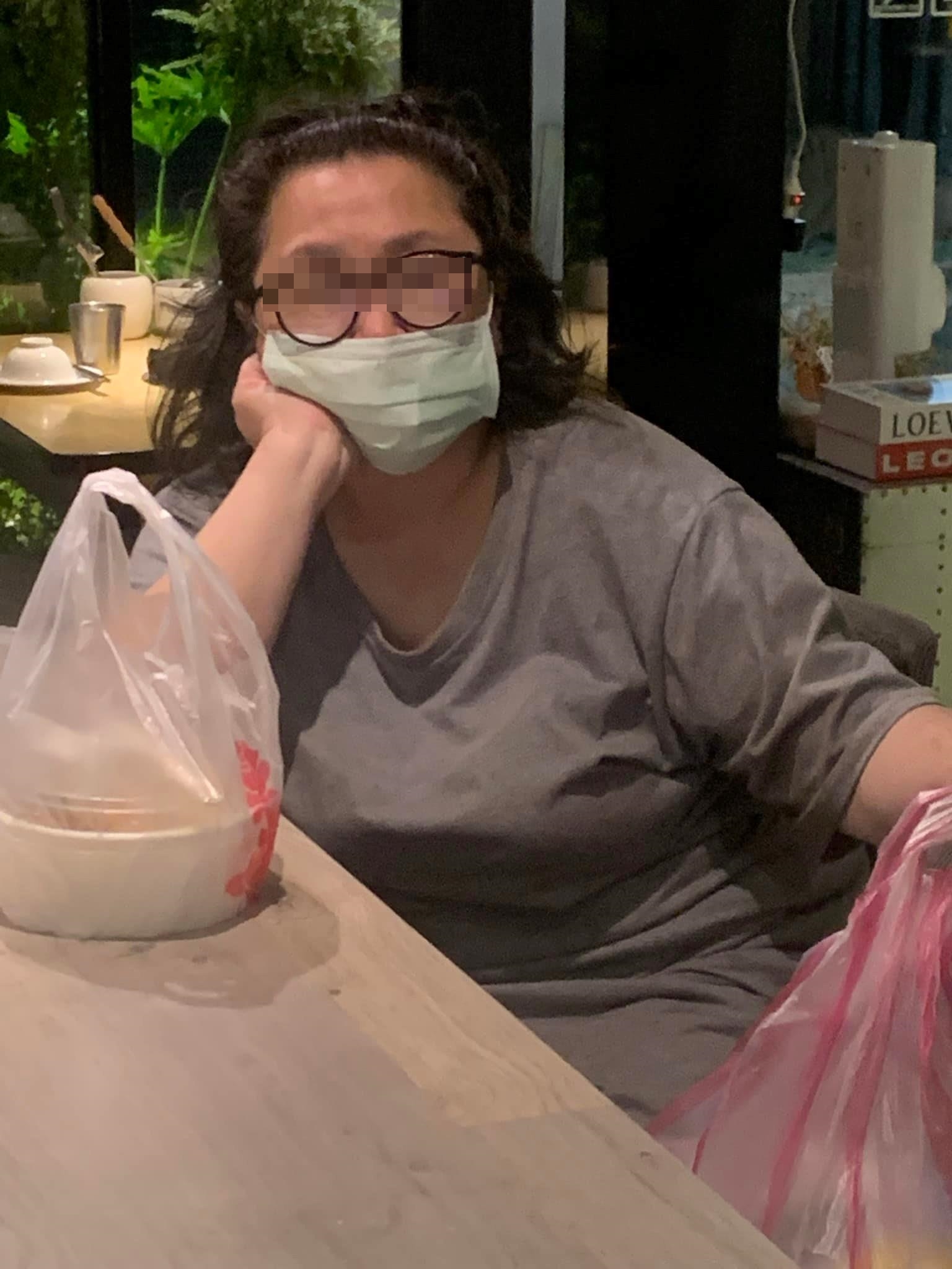 霸王餐姐一派輕鬆的樣子,即使店家揚言報警也一臉無所謂的姿態。(翻攝自爆料公社)