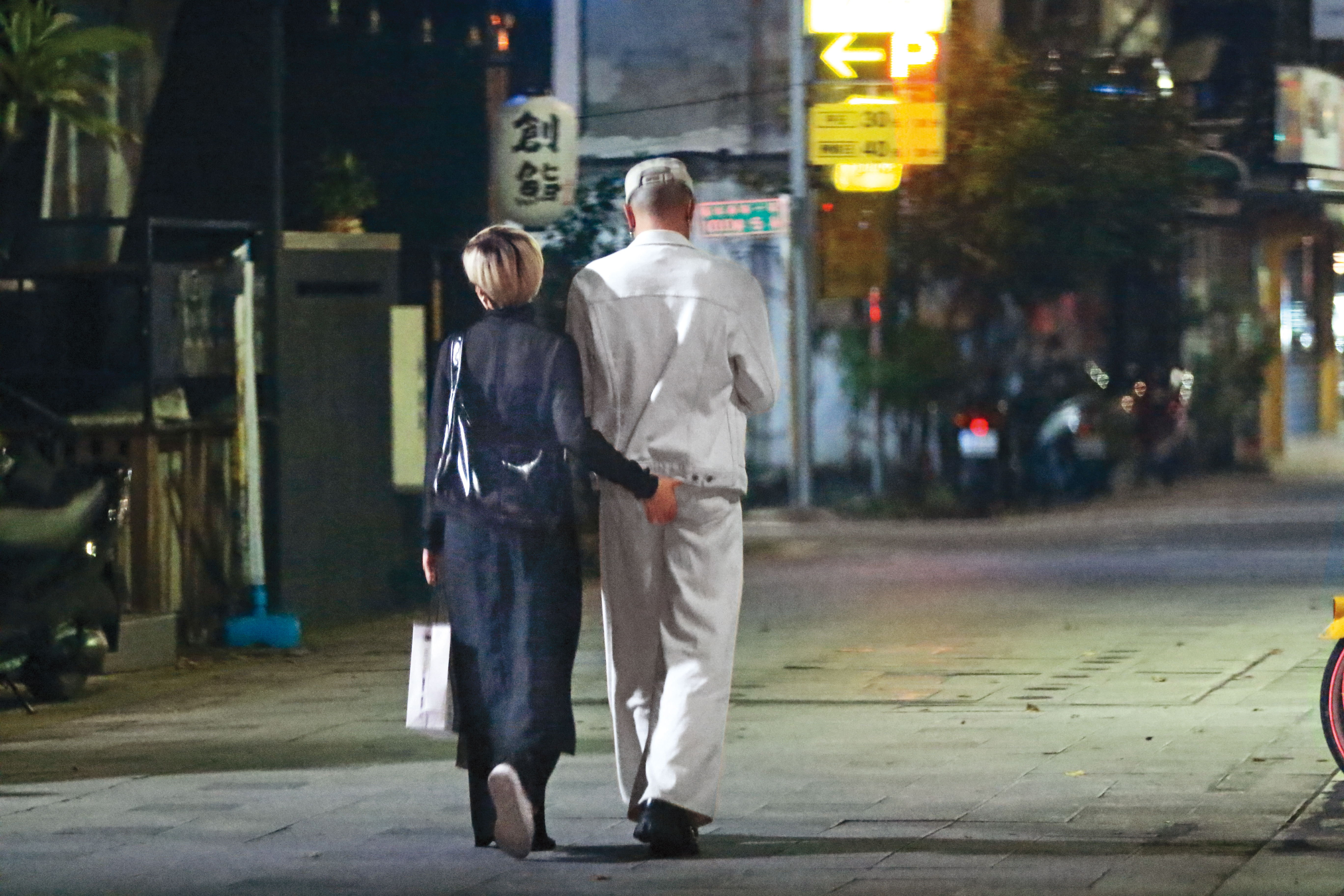 5／9　00：36　Elsie趁著四下無人，伸手掐黃宣的屁股蛋。