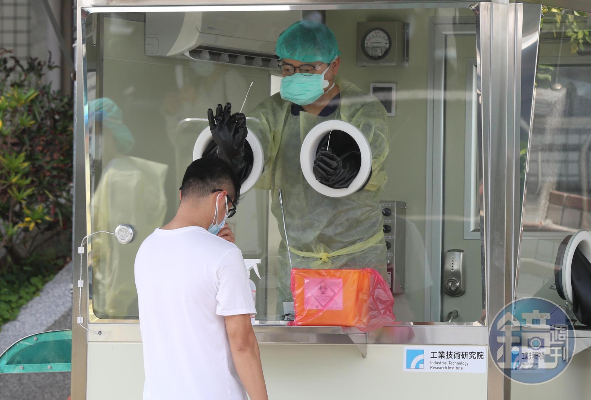 指揮中心宣布從5月17日起，確診個案同住家人打滿3劑疫苗者，採取「0+7」政策，免除居家隔離，只須進行7天自主防疫。（示意圖，本刊資料照）