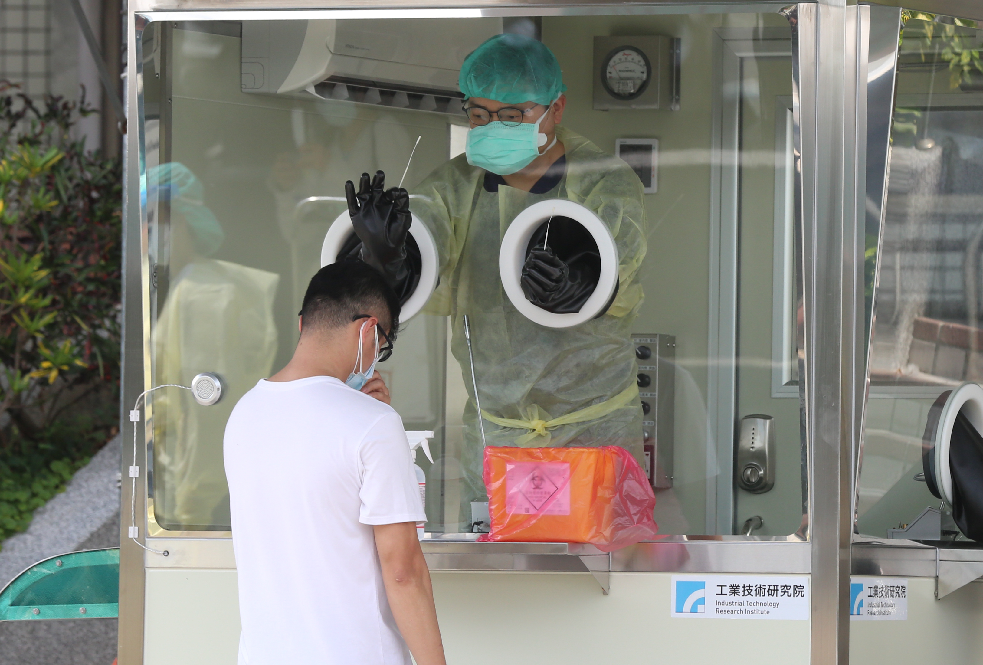 指揮中心宣布從5月17日起，確診個案同住家人打滿3劑疫苗者，採取「0+7」政策，免除居家隔離，只須進行7天自主防疫。（示意圖，本刊資料照）