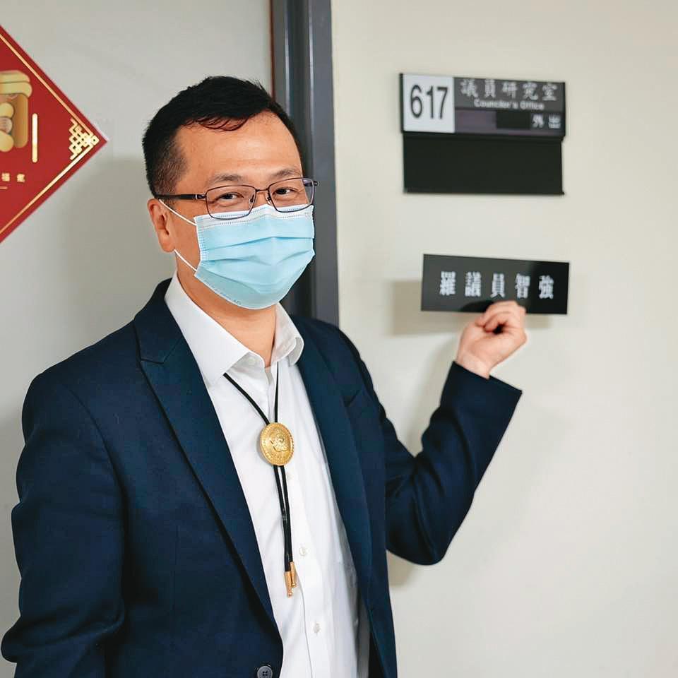 辭去台北市議員的羅智強(圖)極力爭取黨內桃園市長提名,但地方不看好他,反倒出現拱韓聲浪。(翻攝羅智強臉書)