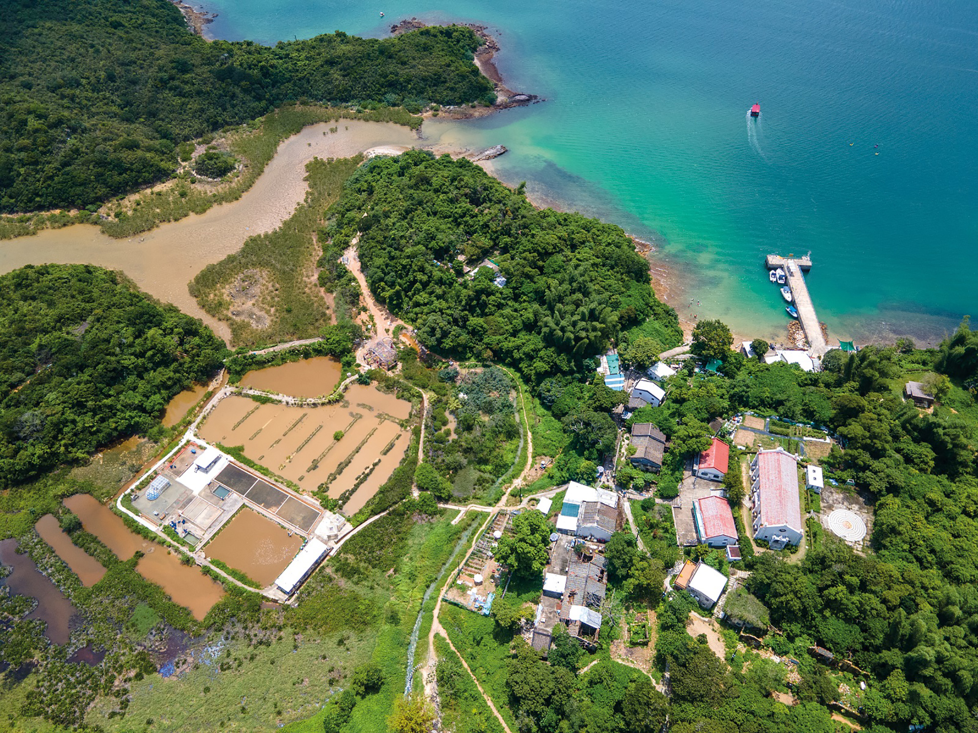 鹽田梓可以透過徒步環島探索製鹽歷史及文藝創作。(香港旅遊發展局提供)