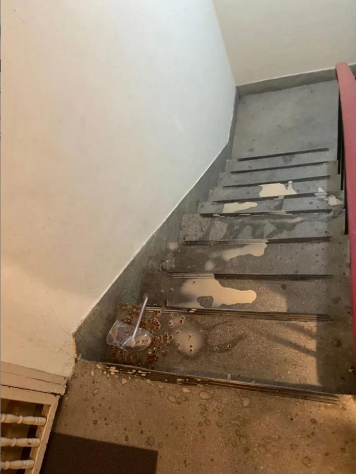 原po打開家門一看傻眼,原來點好的飲料被外送員打翻在自家公寓樓梯。(翻攝自Dcard論壇)