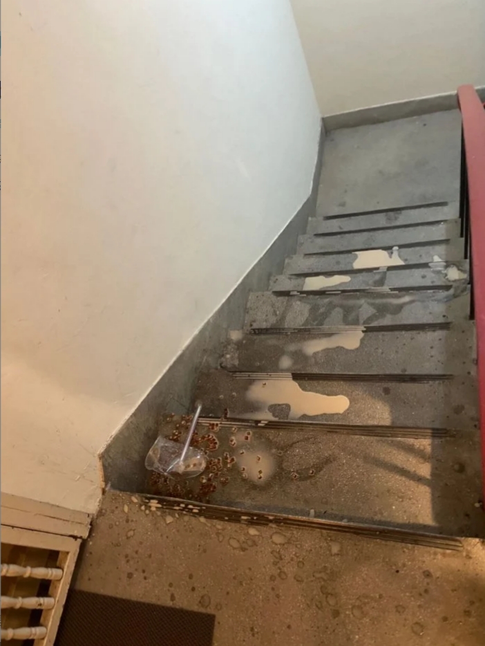 原po打開家門一看傻眼，原來點好的飲料被外送員打翻在自家公寓樓梯。（翻攝自Dcard論壇）