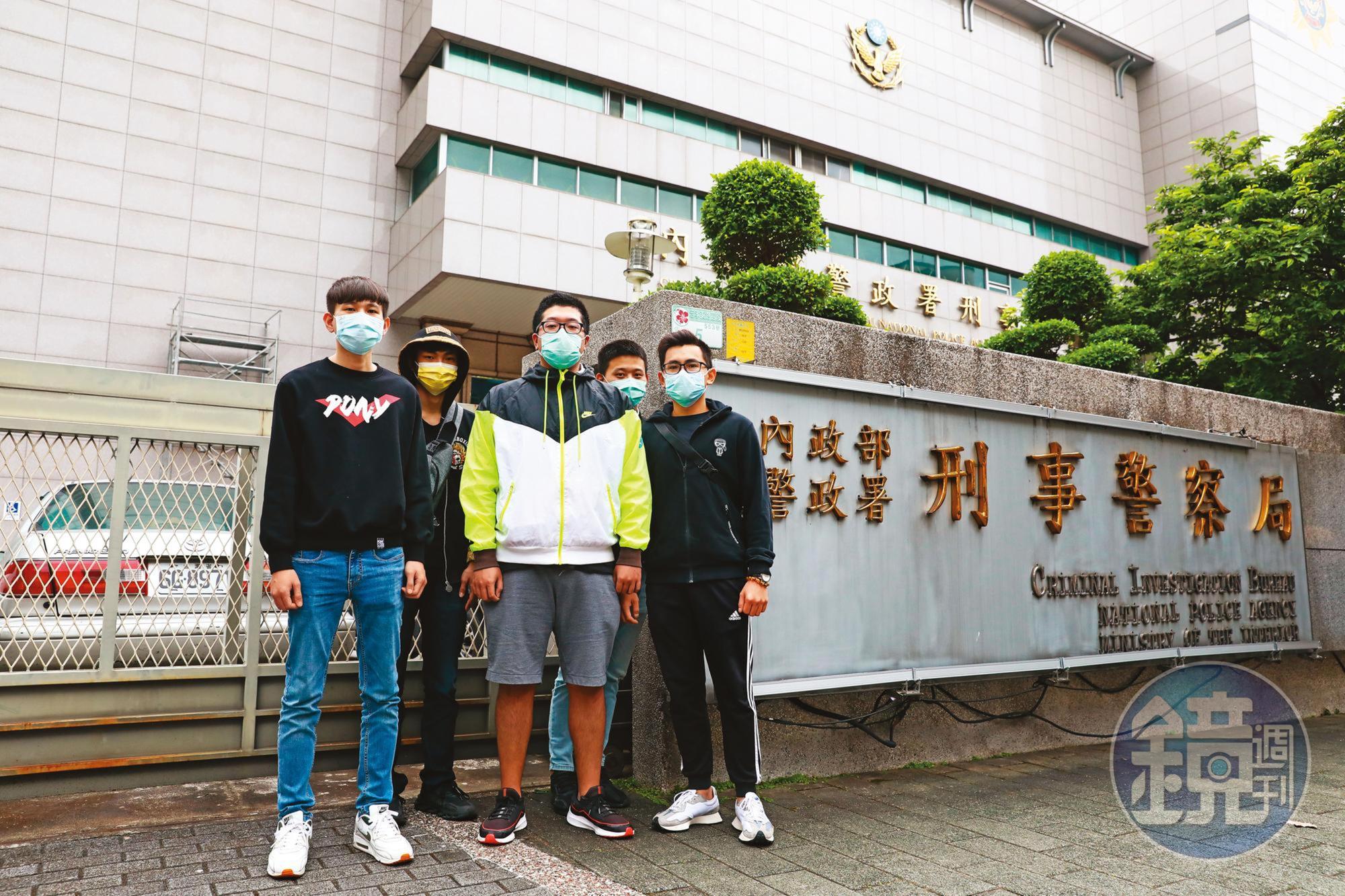 5名台灣年輕人從柬埔寨獲釋回台後,4月初前往刑事警察局報案。