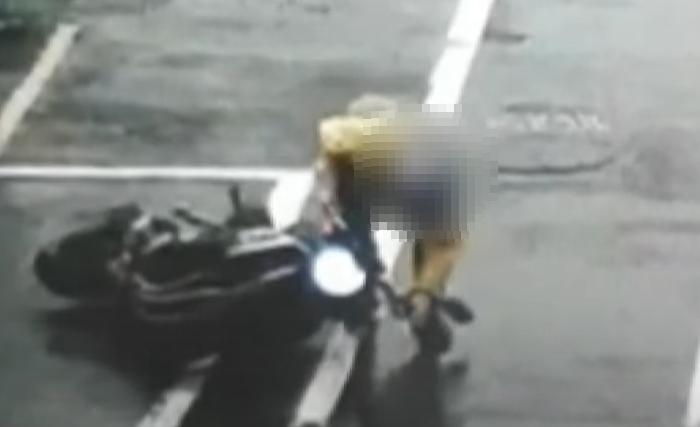 台南一名23歲騎士自己在路邊放倒機車,謊稱是騎車自撞,遭監視器畫面揭穿謊言。(翻攝畫面)
