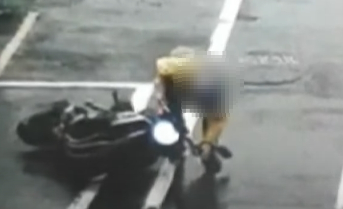 台南一名23歲騎士自己在路邊放倒機車，謊稱是騎車自撞，遭監視器畫面揭穿謊言。（翻攝畫面）