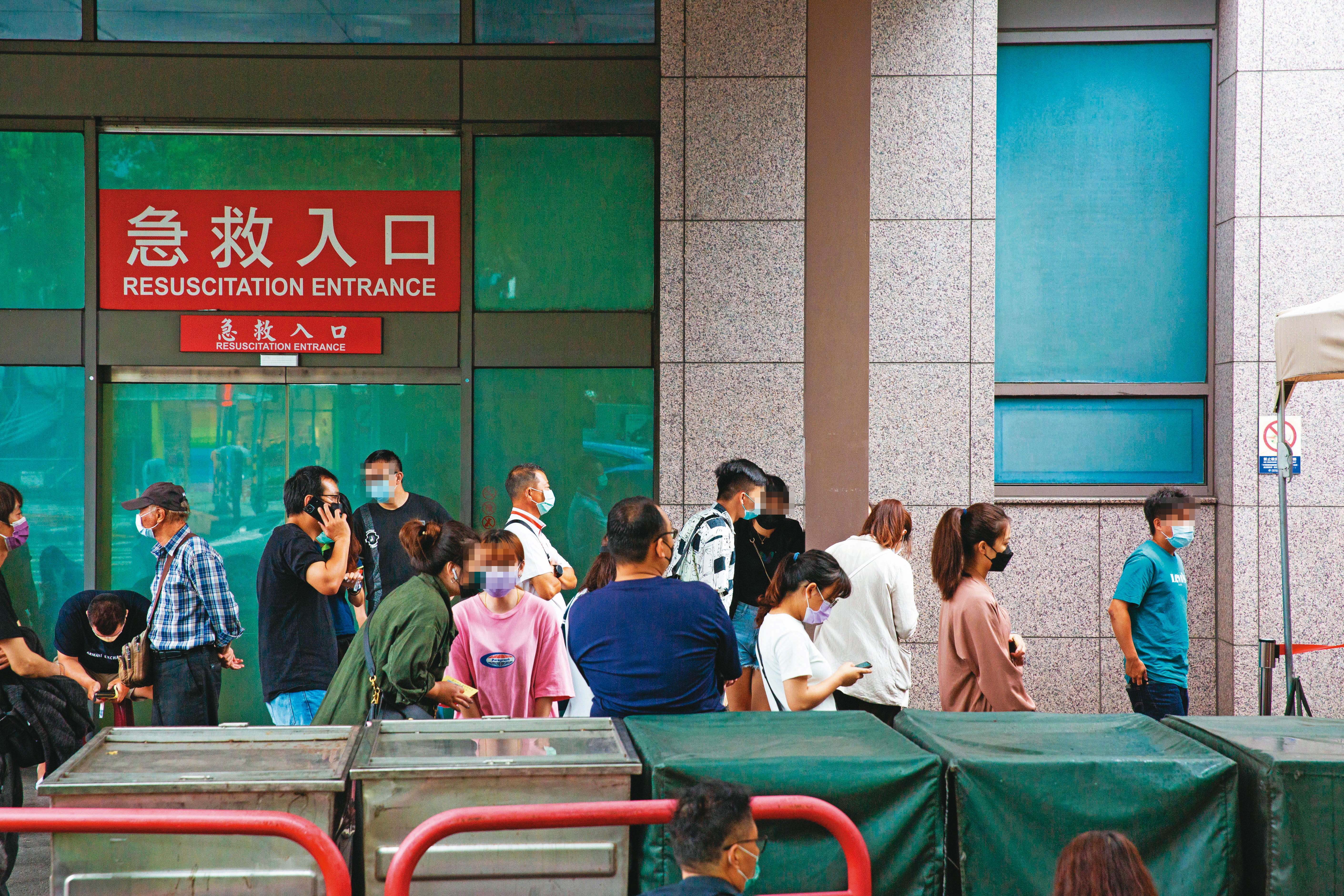 疫情洪峰將至，急診室外被排隊等待PCR採檢的人潮占滿，如何守住醫療量能是當前關鍵。