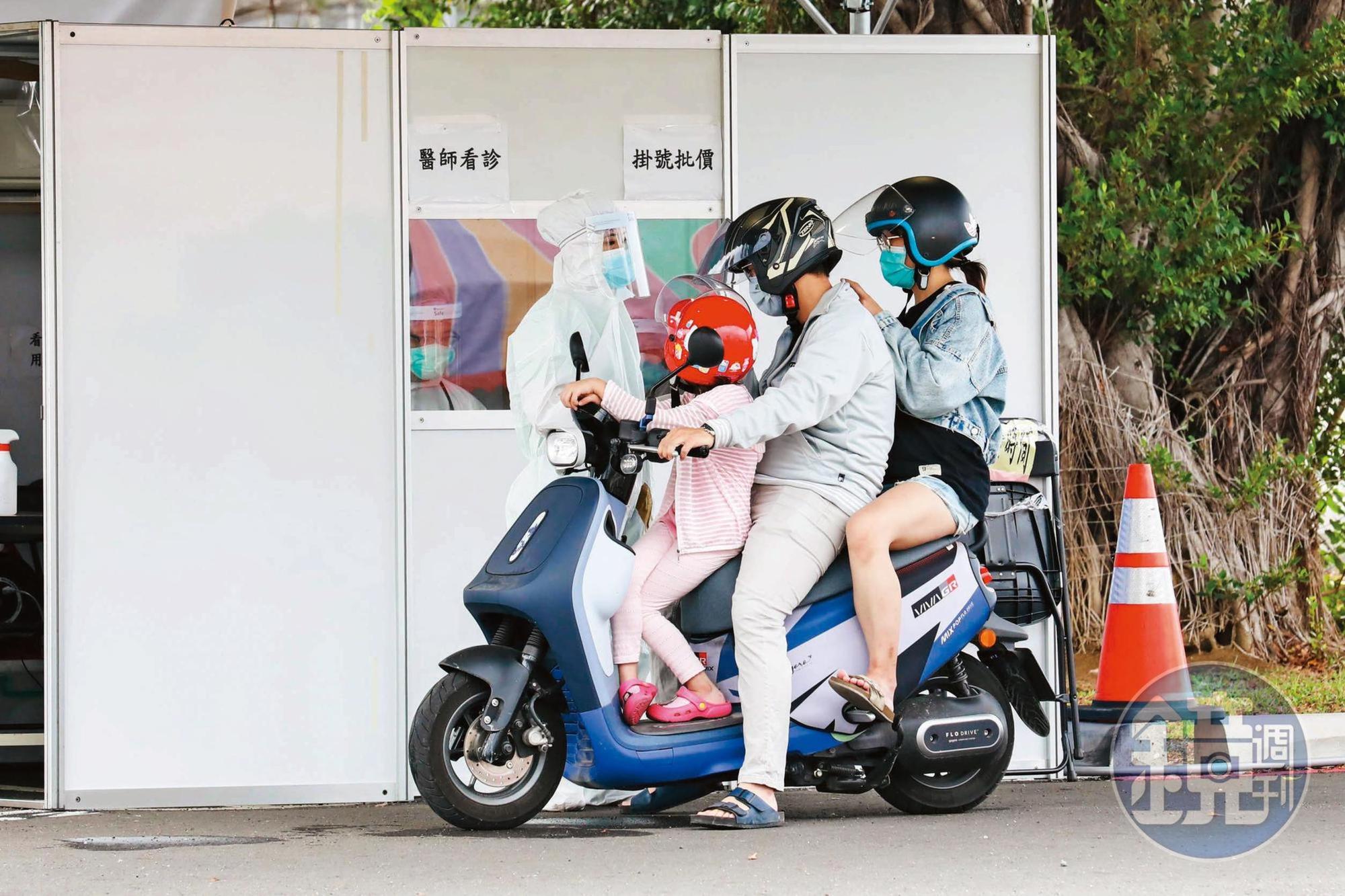 避免醫院急診被篩檢人潮塞爆，中央至地方採取多項措施分流採檢人流。圖為高雄市7日起首創的「小兒快篩陽性特診」，可一次完成PCR採檢、看病、領藥。