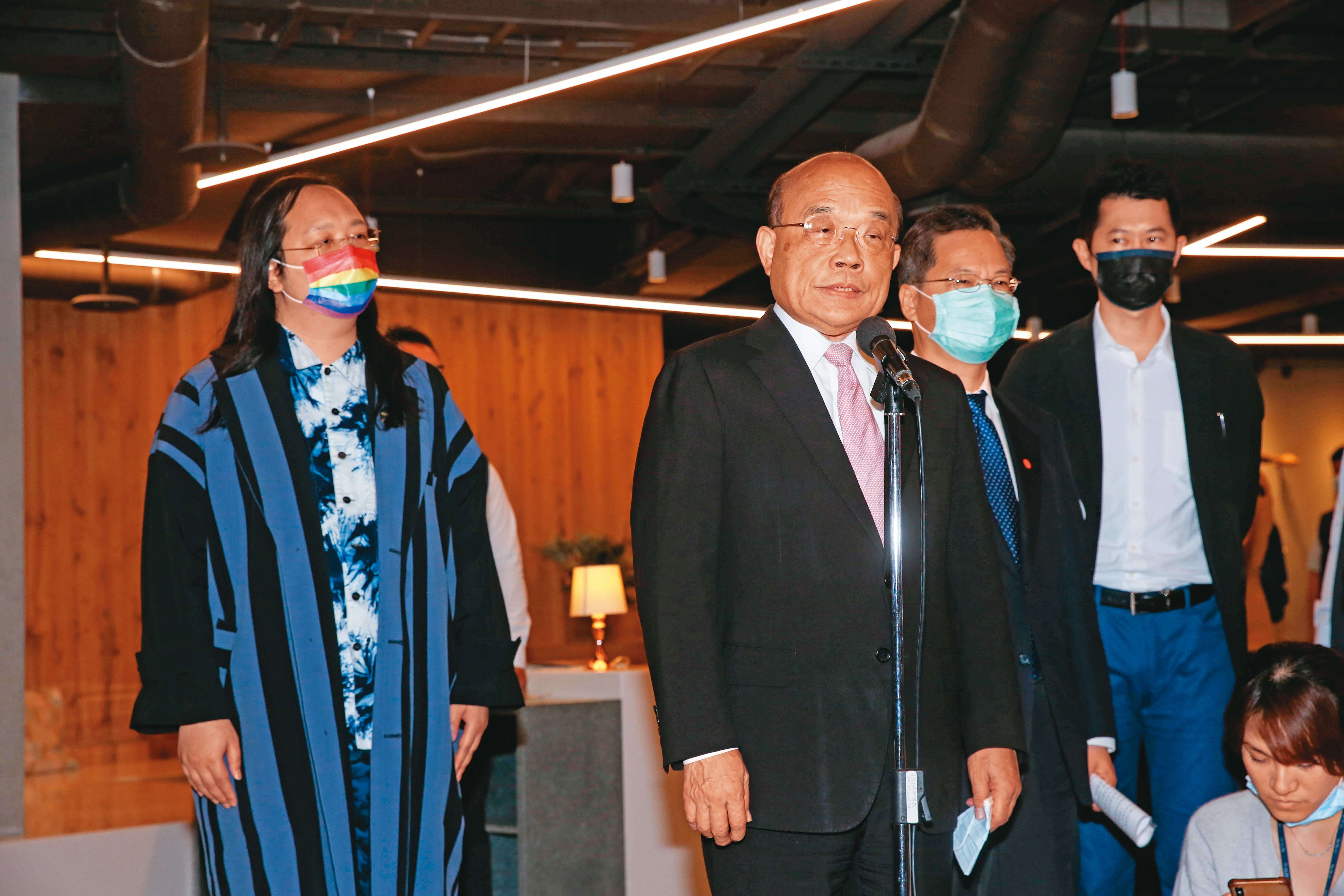 民眾篩檢陽性後常等不到地方政府的確診通知釀民怨，行政院長蘇貞昌邀政委唐鳳著手解決中央與地方通報系統的時間差。