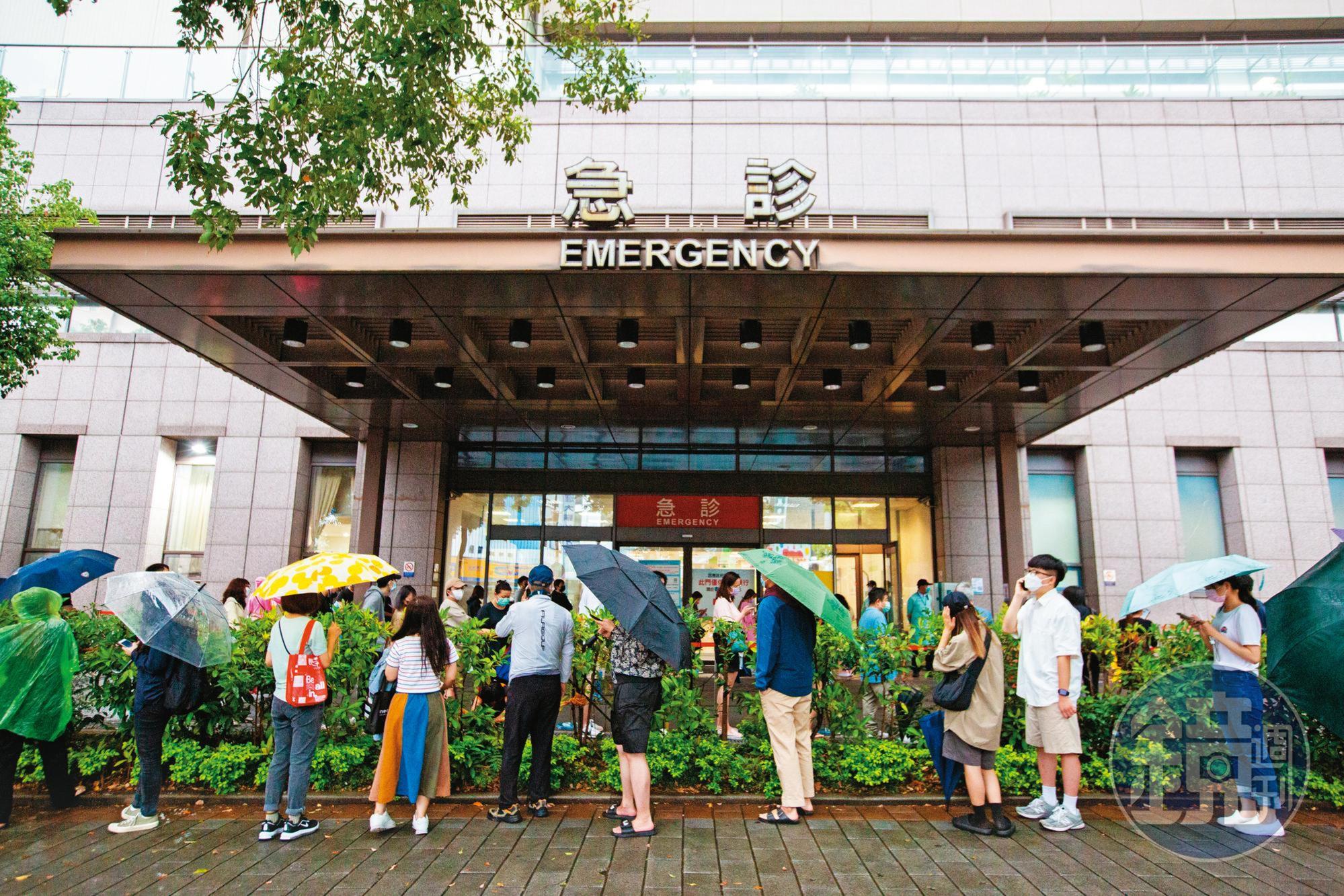 快篩之亂、排隊苦等PCR皆讓民眾怨聲載道。疫情高峰來臨,政府的資源準備與應變效率都深受考驗。