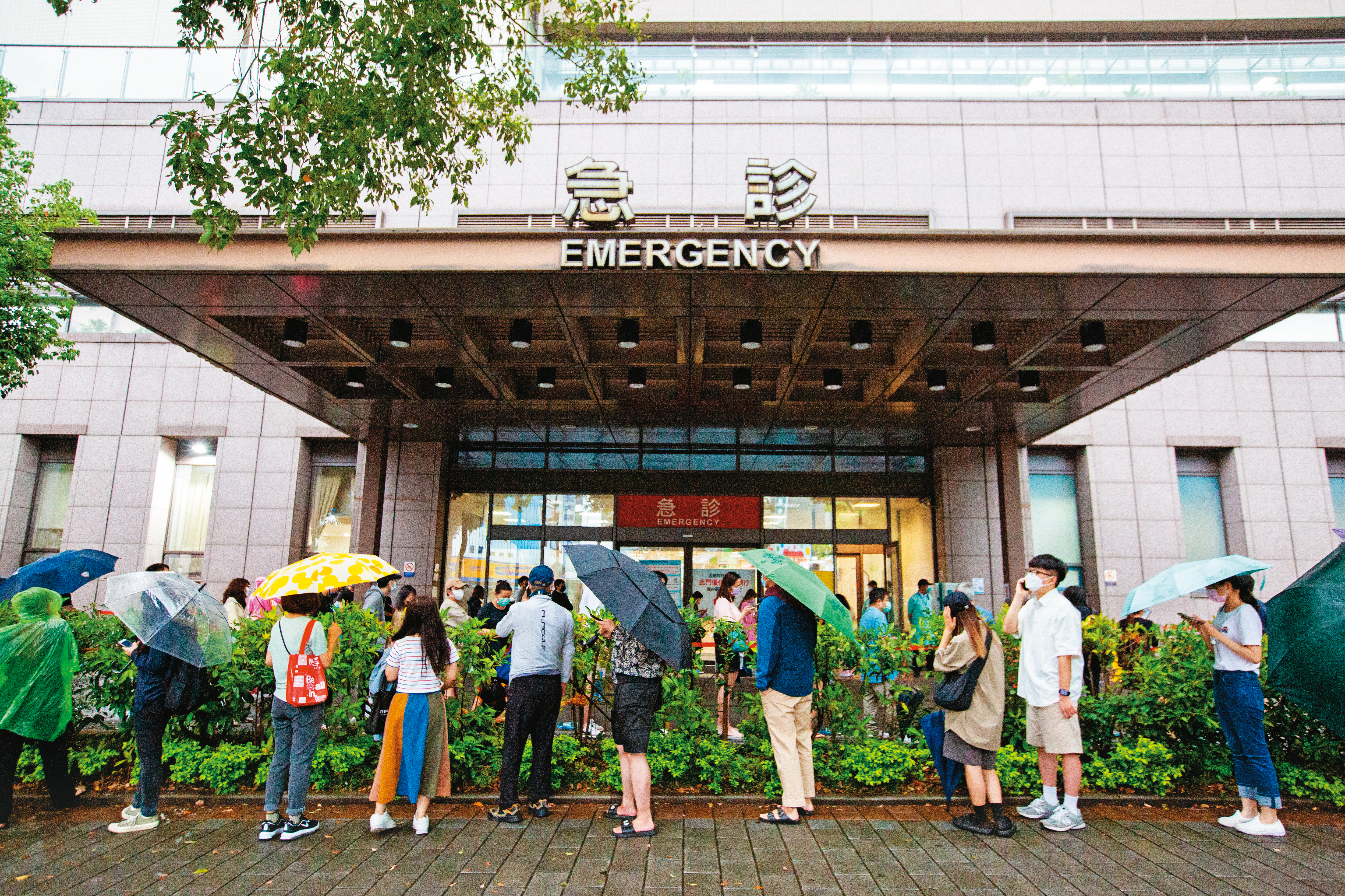 快篩之亂、排隊苦等PCR皆讓民眾怨聲載道。疫情高峰來臨，政府的資源準備與應變效率都深受考驗。