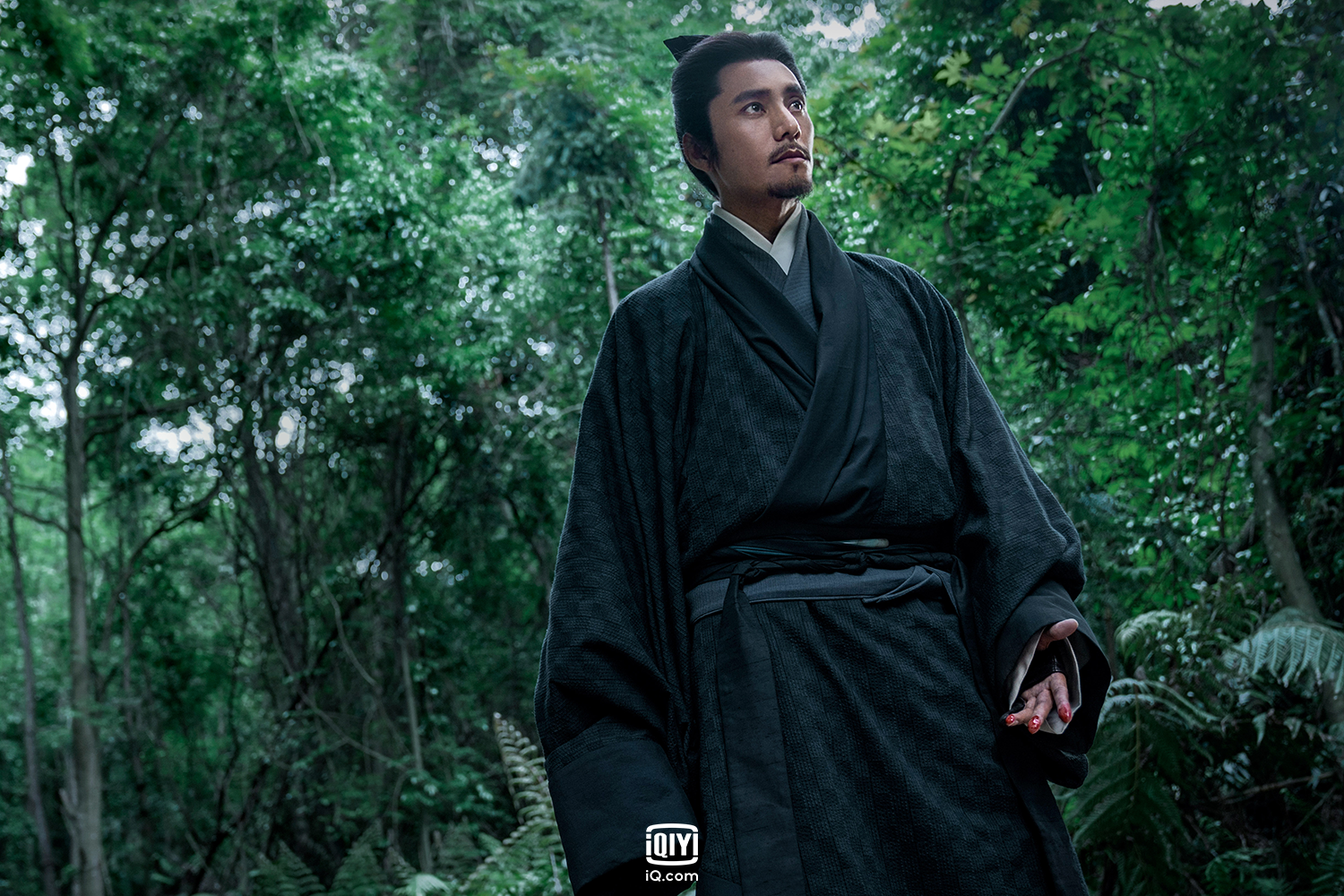 陳坤在《風起隴西》戲服有三層，拍戲時因為太熱他都站著不動，「一動就出汗。」（愛奇藝國際站提供）