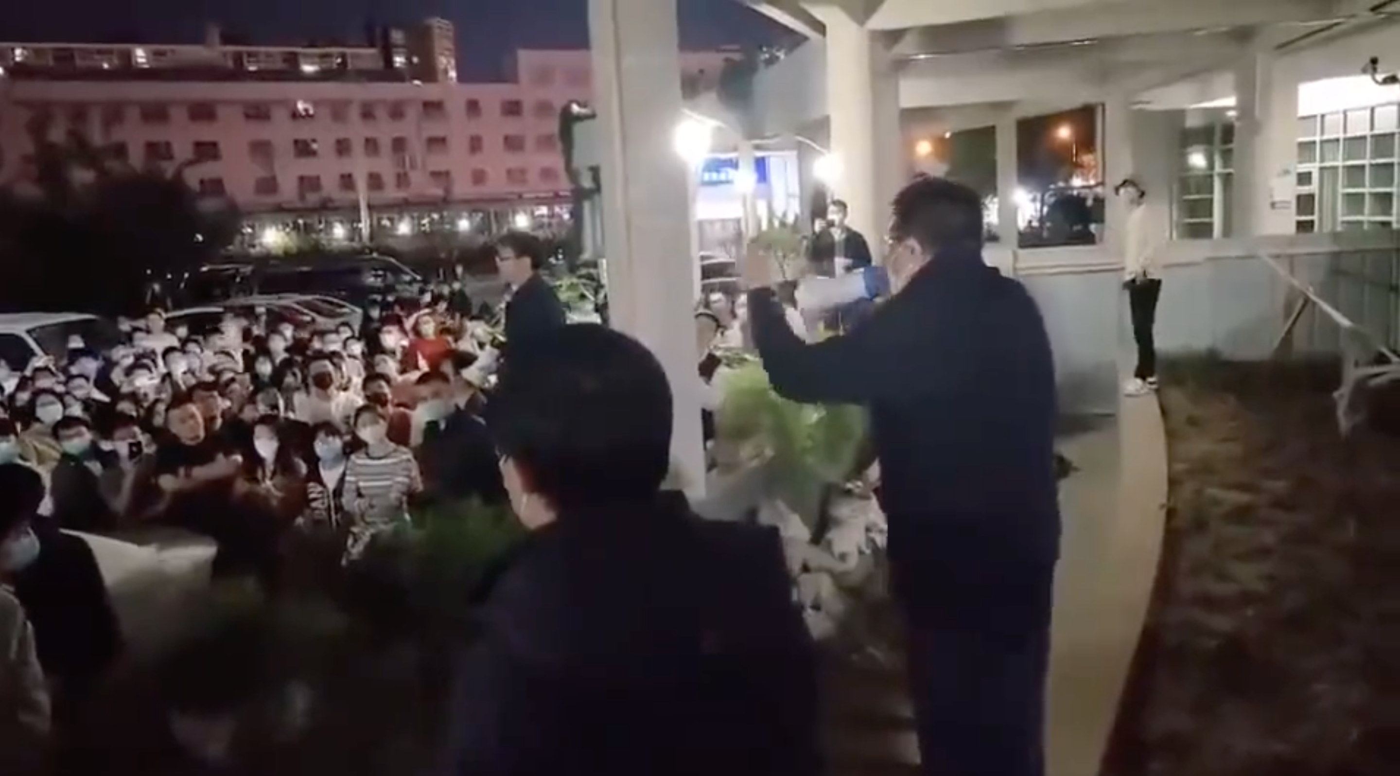 北京大學副校長陳寶劍手持大聲公安撫學生，不過效果似乎不太顯著。（翻攝自twitter）
