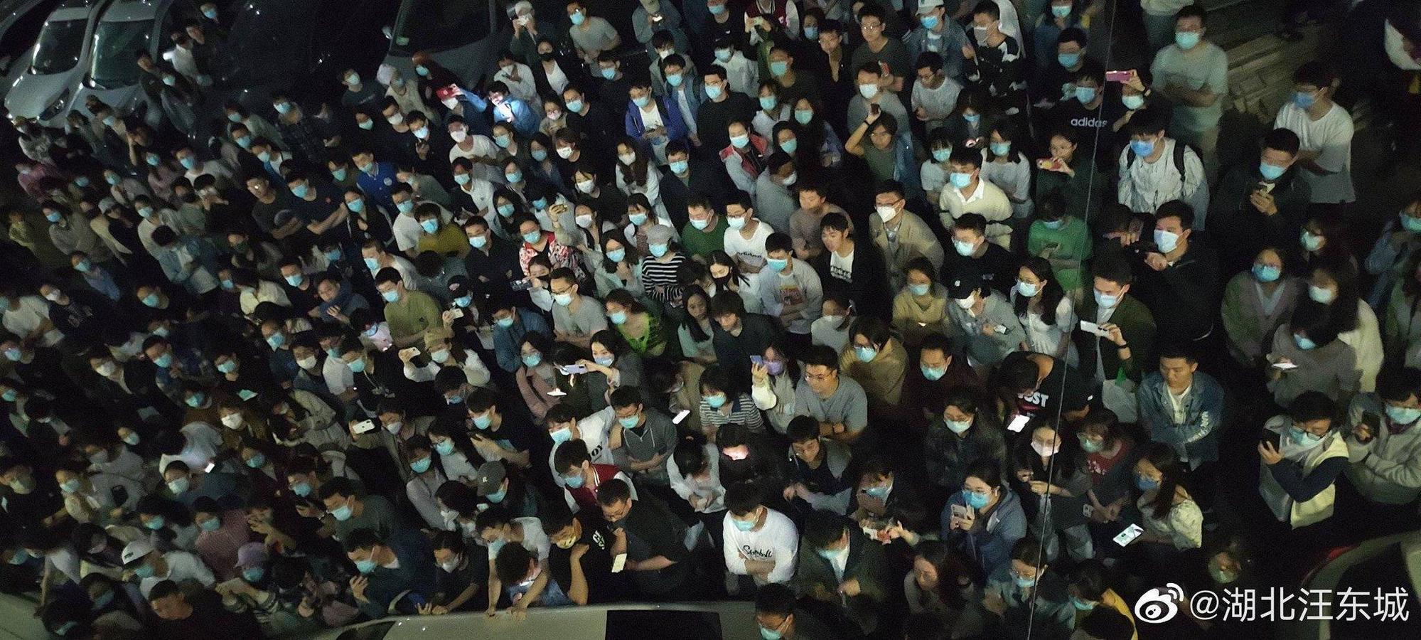 北京大學學生集體抗議學校突襲建置圍牆,導致他們生活不便。(翻攝自twitter)