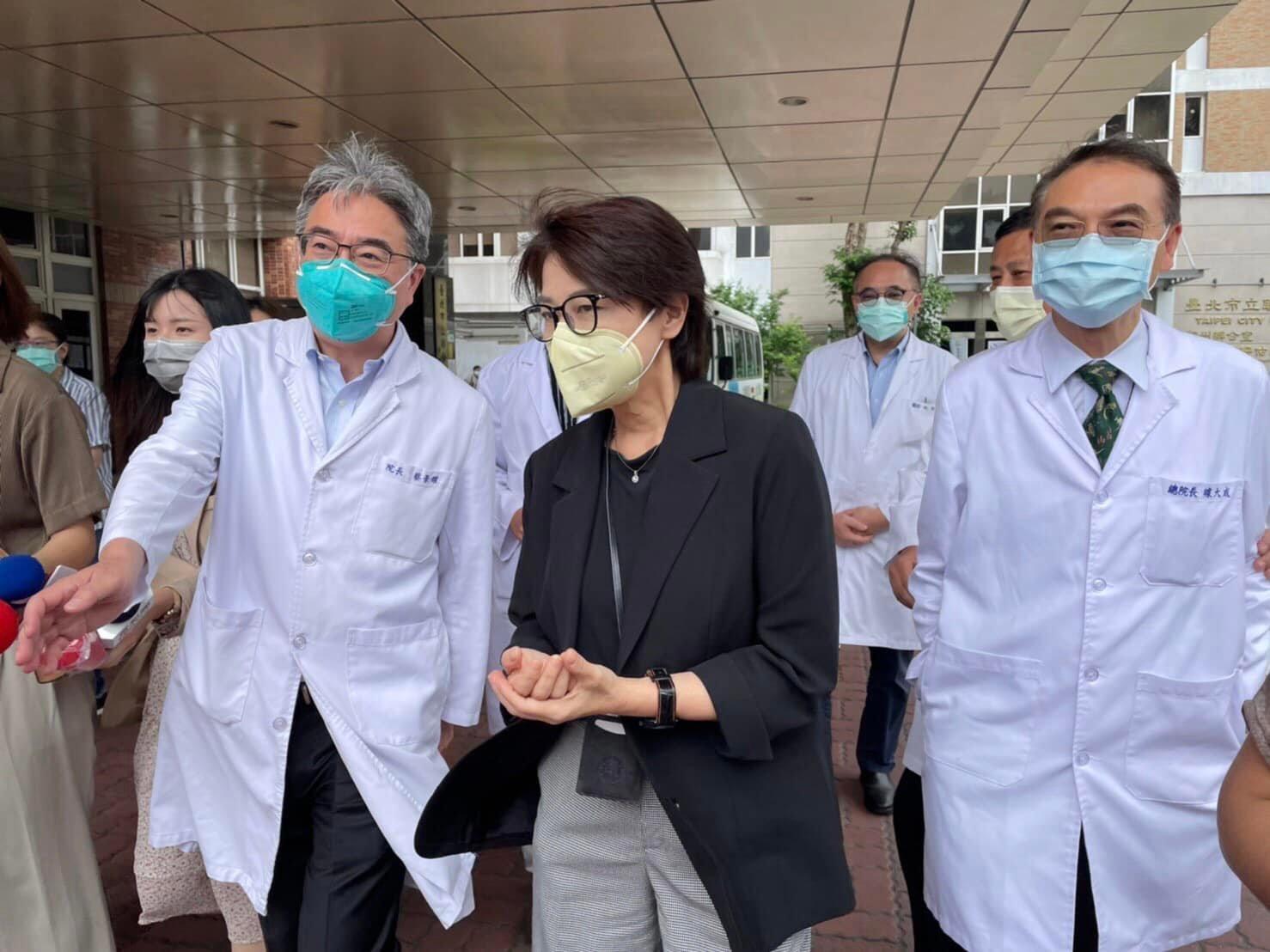 黃珊珊由於確診正在進行居家照護,以視訊方式參與北市府疫情記者會。(翻攝自黃珊珊臉書)