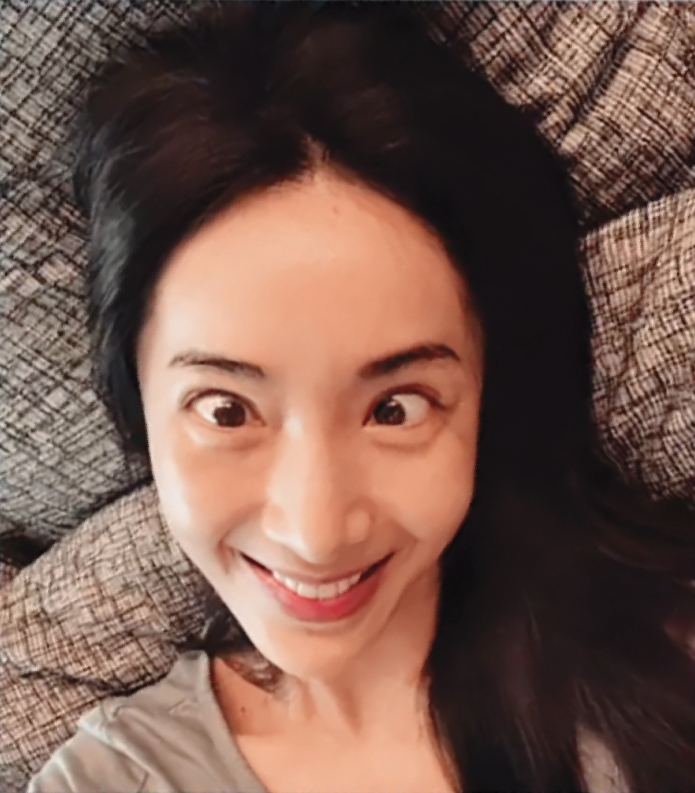 隔離實在太無聊了！隋棠俏皮擺出鬥雞眼，自娛娛人。（翻攝自隋棠IG）