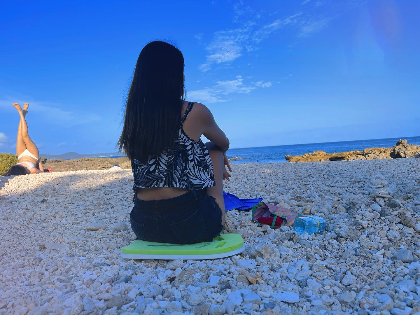 雖然小嫻發文充滿意境，不過旁邊的剪刀腳女子更加搶戲。（翻攝小嫻臉書）