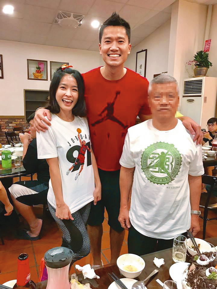 雖然當時小嫻（左）曬出與何守正他爸（右）的合照，顯示一家天倫，但是婆媳關係可說是暗潮洶湧。（翻攝自小嫻臉書）