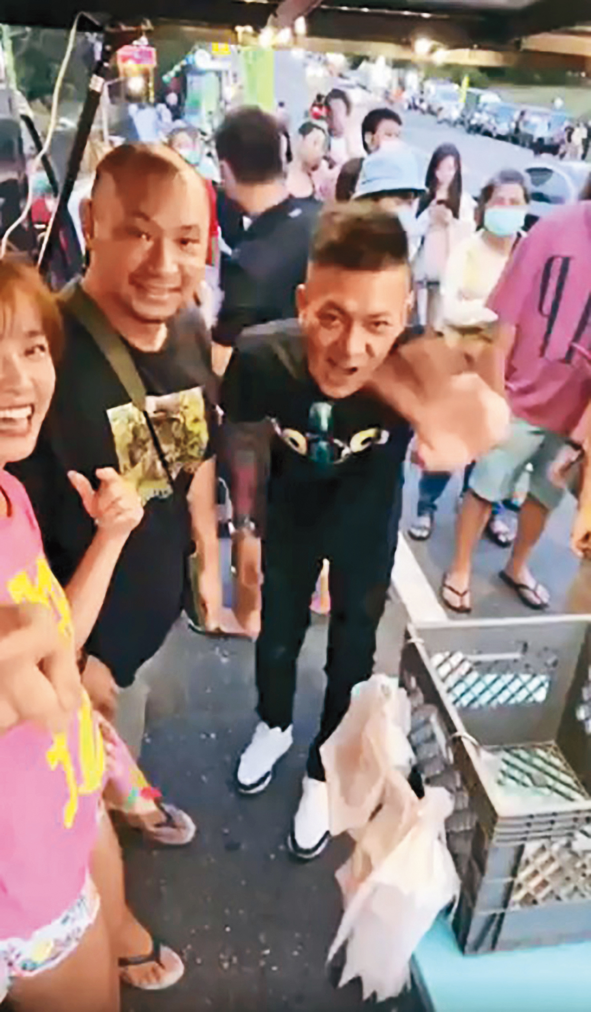 過往鳳梨(右)曾到金剛與小嫻的攤子打氣,增加話題,也讓生意更吸睛。(翻攝自小嫻臉書)