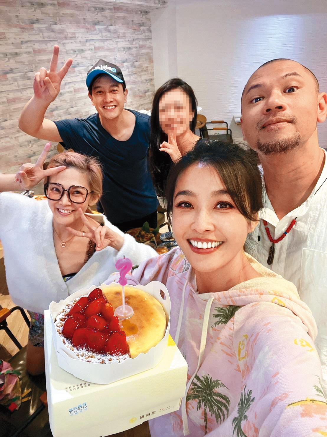 本刊專訪小嫻閨密DJ圓圓(左一),她透露小嫻(右二)與金剛(右一)分手細節,對女方多有讚賞。(翻攝自DJ圓圓IG)
