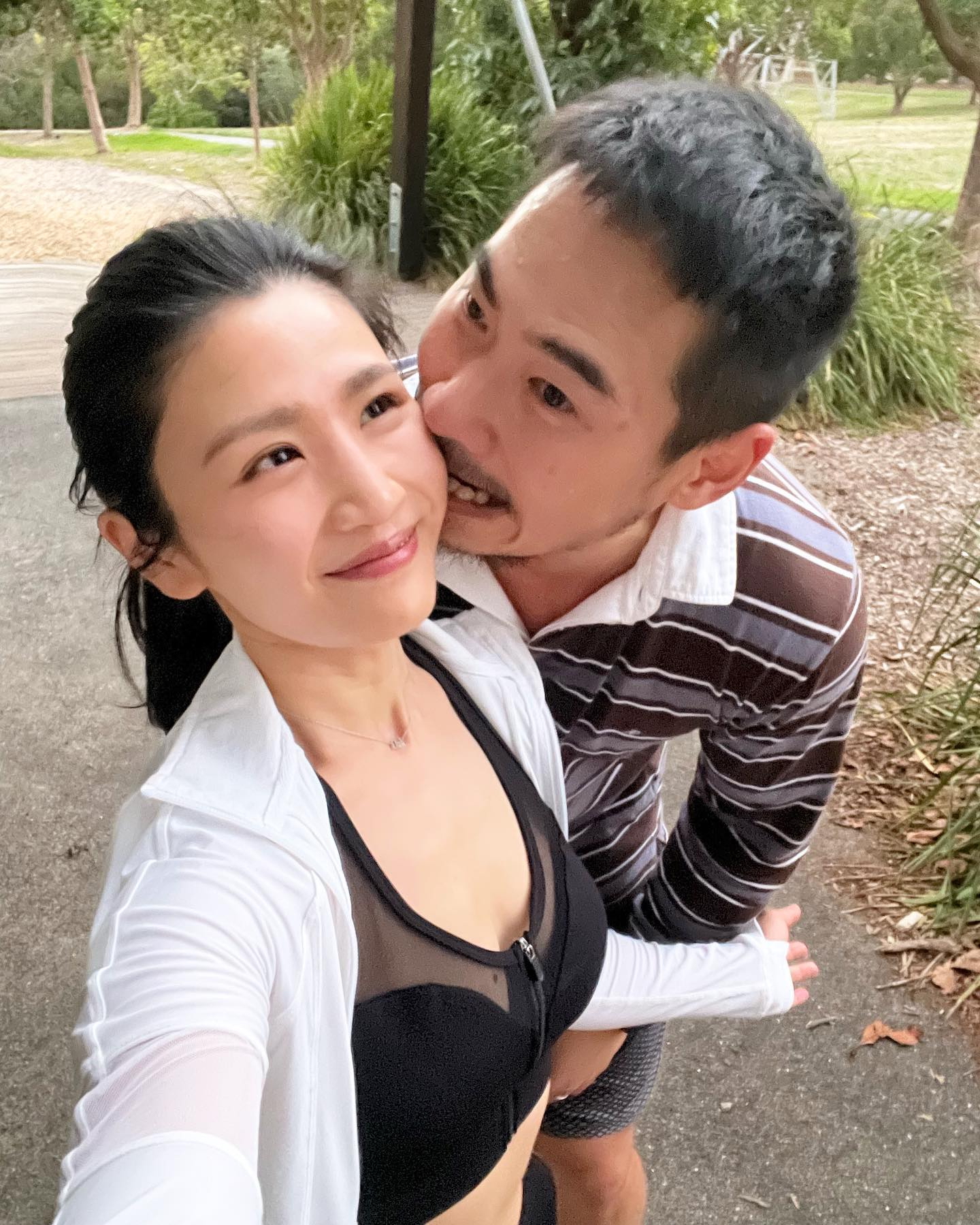 Coffee(左)就是爆出「公廁呻吟」事件的女星,如今與翟志榮(右)結婚。(翻攝自林芊妤IG)
