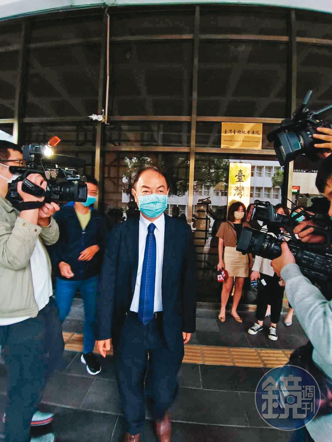 金寶總經理陳威昌(圖)到台北地檢署,遞狀控告沈軾榮涉嫌偽造文書、違反營業秘密。