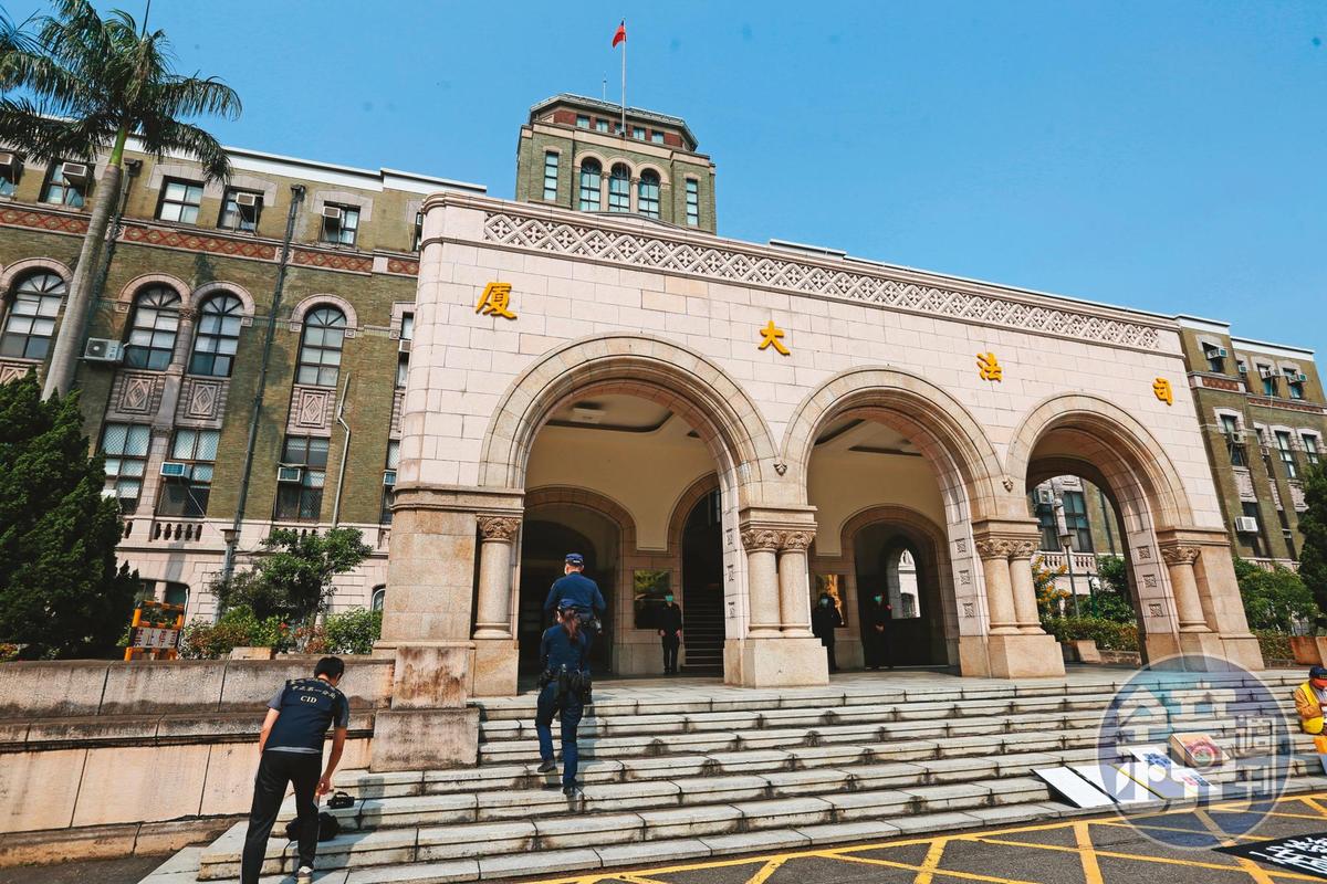 司法界傳出喜訊，繼男法官完成同婚後，2位同為女書記官的伴侶也登記結婚成配偶。