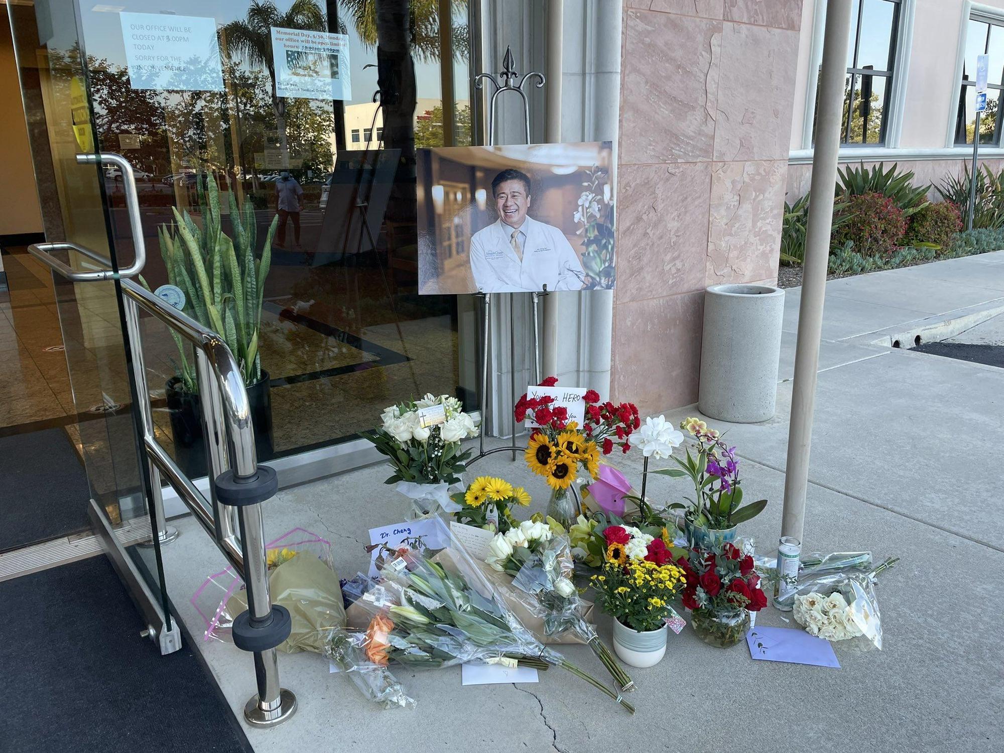醫師鄭達志在槍手開第一槍後，企圖上前阻止卻因中槍倒地後不治。（翻攝自推特@traviscrice）