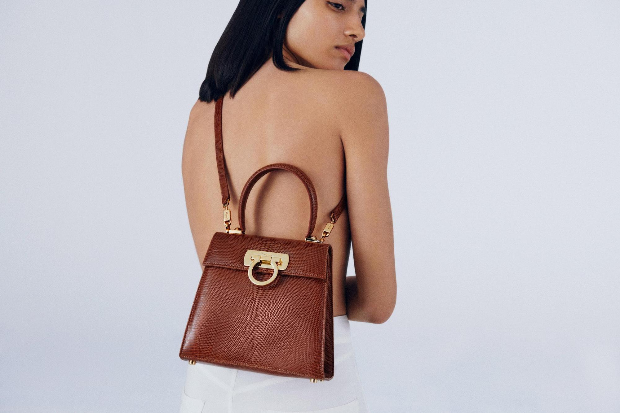 Salvatore Ferragamo全新數位形象廣告中聚焦在Top Handle經典復刻手提包。焦糖棕蜥蜴皮NT$223,000(Salvatore Ferragamo提供)