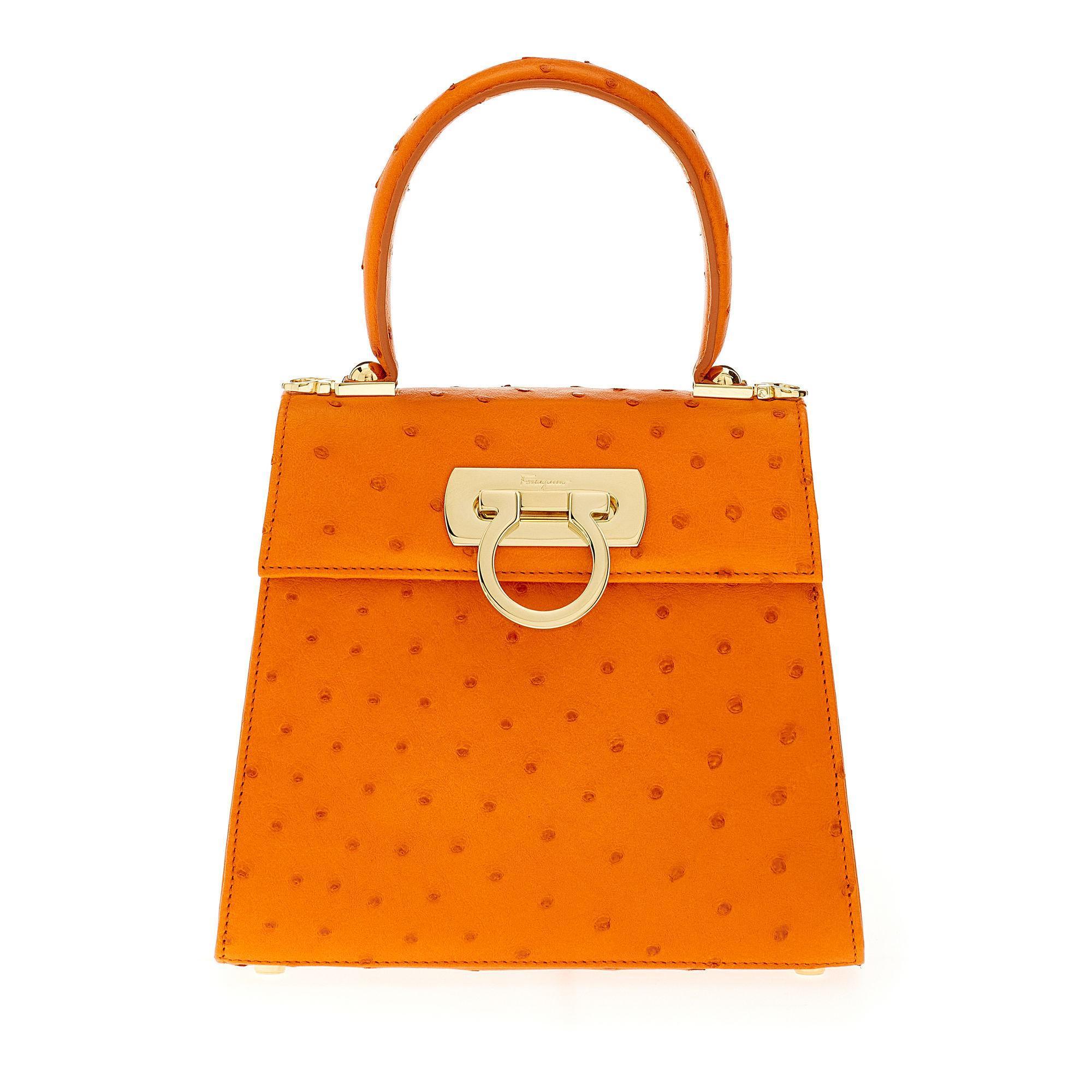 Top Handle經典復刻手提包橘色鴕鳥皮。NT$223,000(Salvatore Ferragamo提供)