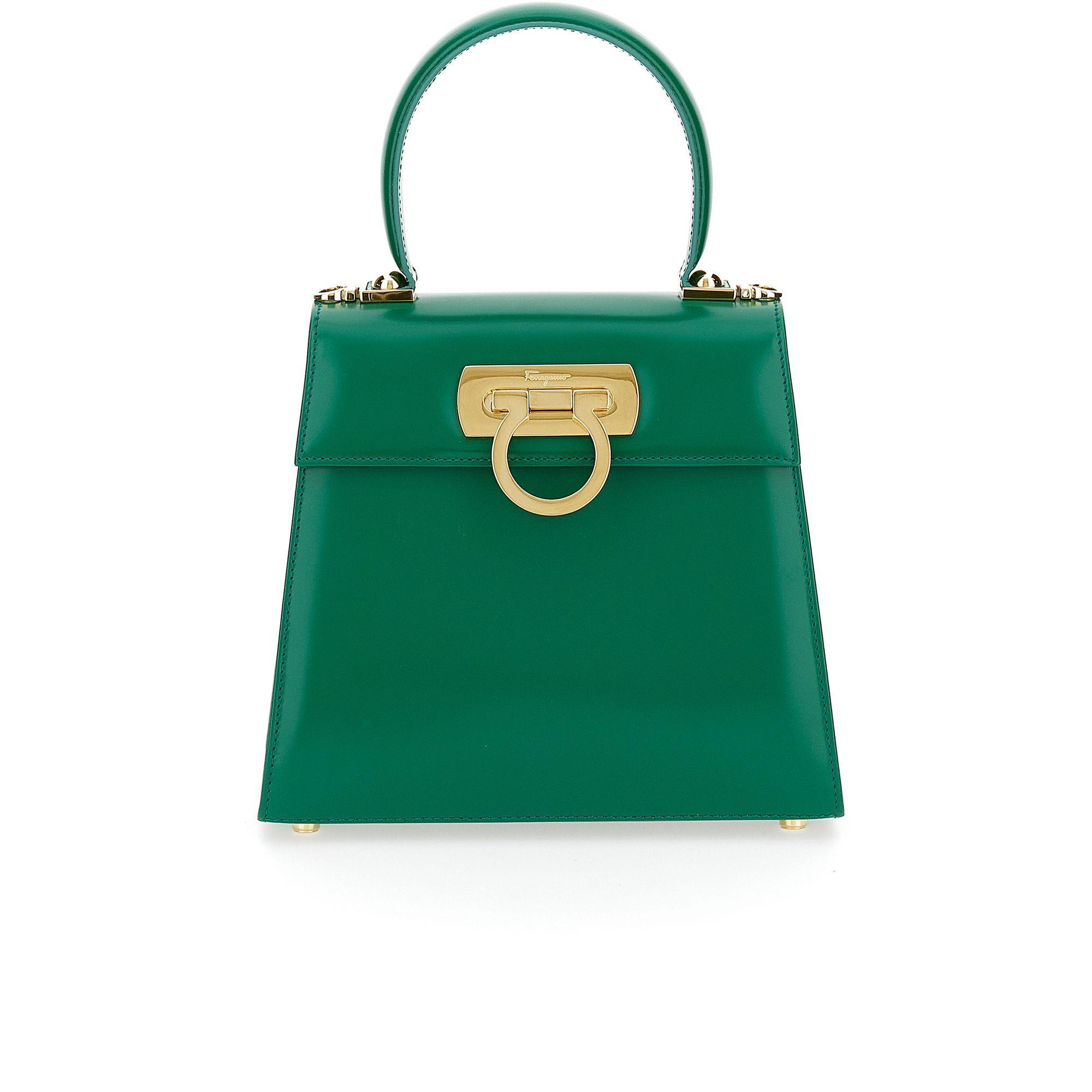 Top Handle經典復刻手提包翠綠色小牛皮。NT$65,900(Salvatore Ferragamo提供)