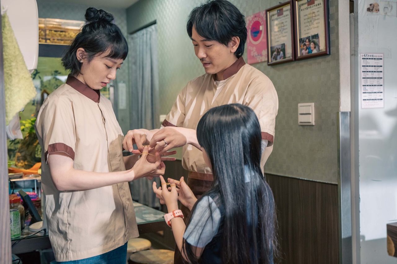 影集《你，敢不敢？》首波單元《隔壁女兒的書包》李中導演攜施名帥、林子熙、王傳一打頭陣。（轉高高娛樂提供）