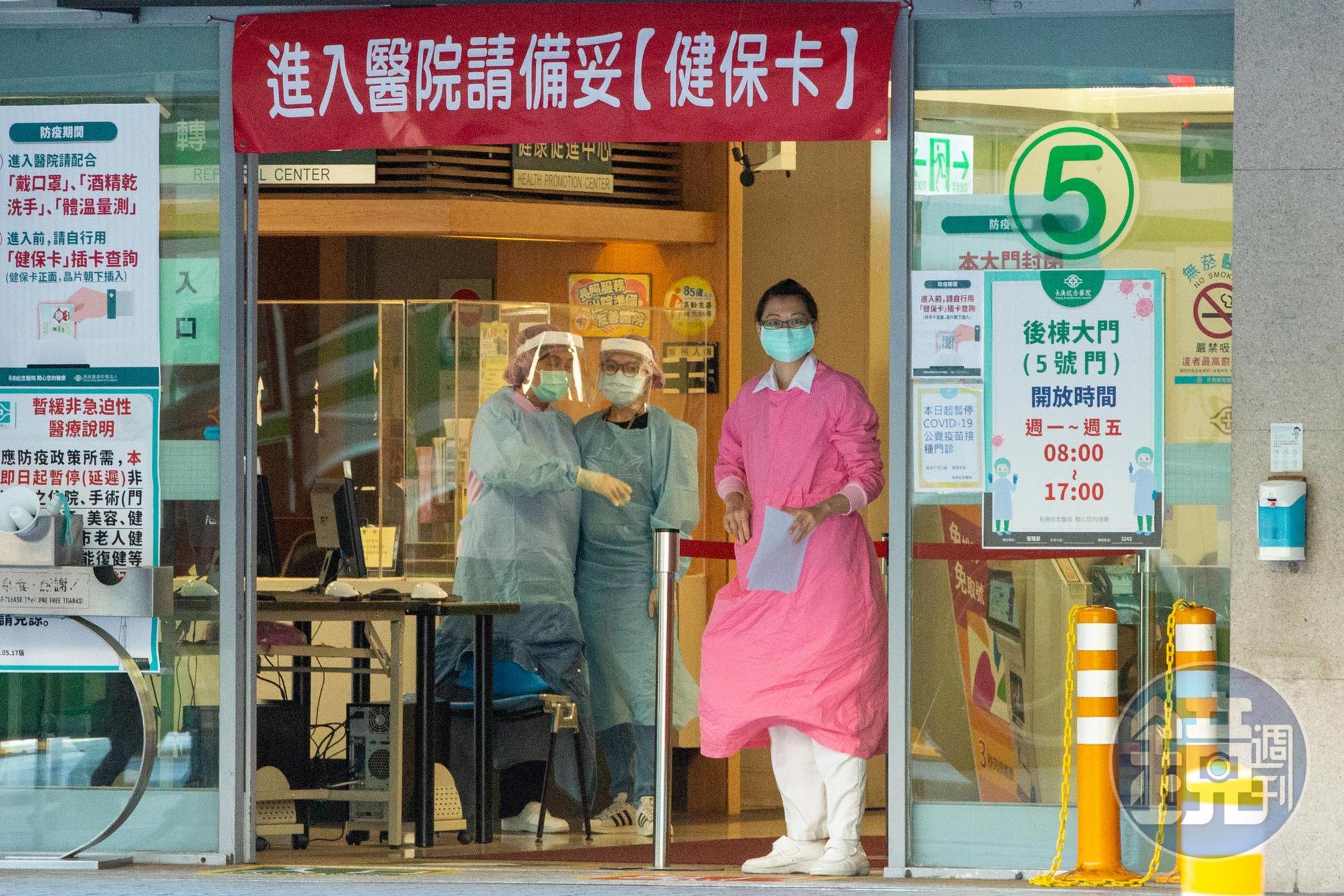 本土確診數連日居高不下,大批病患湧入醫療院所導致量能緊繃。示意圖,非當事醫院。(本刊資料照)