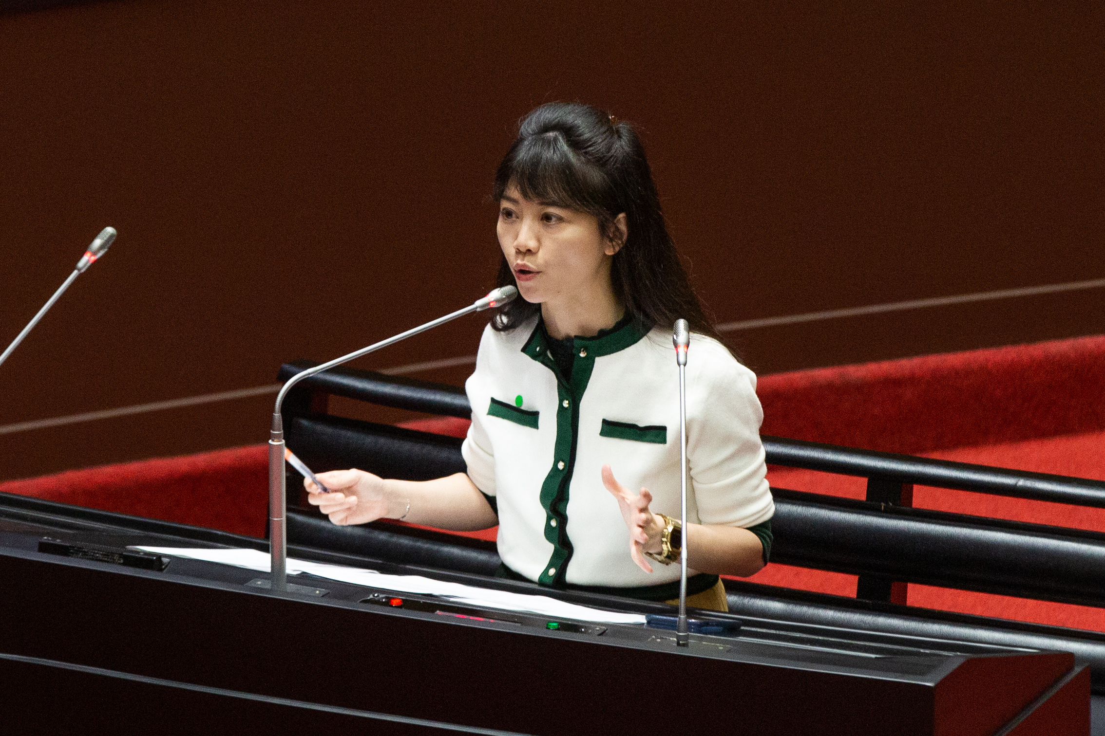 針對防疫保單投保及理賠等狀況，立委高嘉瑜今po文怒轟金管會，「保單之亂已經變成鬧劇一場」。（本刊資料照）