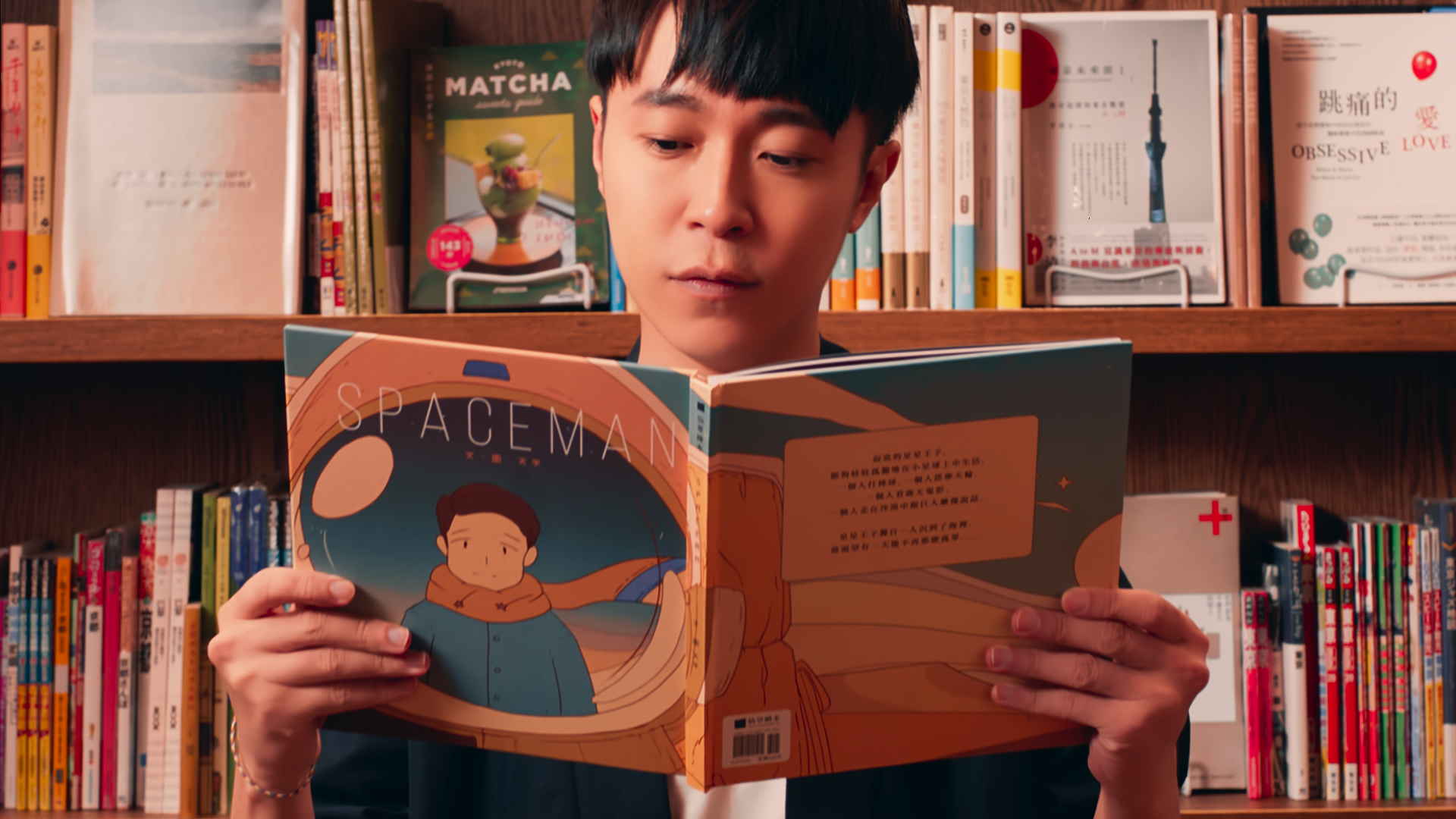 〈太空人〉是吳青峰自認最好的作品，該曲MV由陳奕仁操刀。（仙草影像提供）