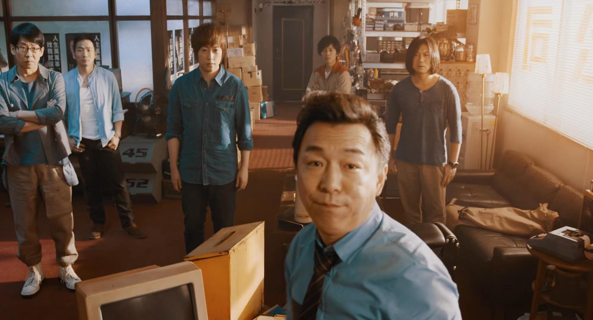 黃渤(前排)在演唱會電影《五月天人生無限公司3D》尬一角,飾演指揮官。(仙草影像提供)