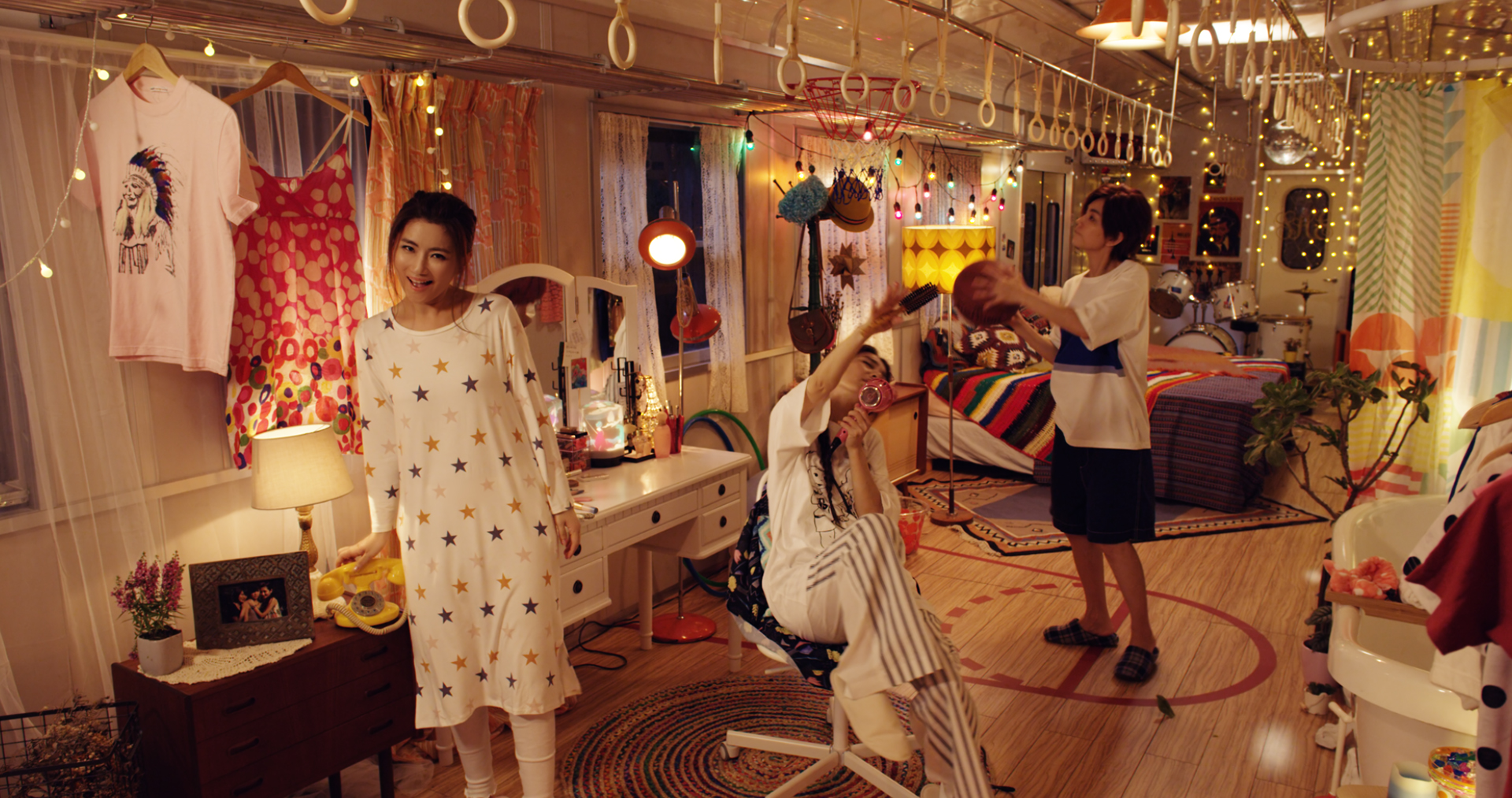 S.H.E成軍17週年發行的紀念單曲〈十七〉MV,由陳奕仁掌鏡。(仙草影像提供)