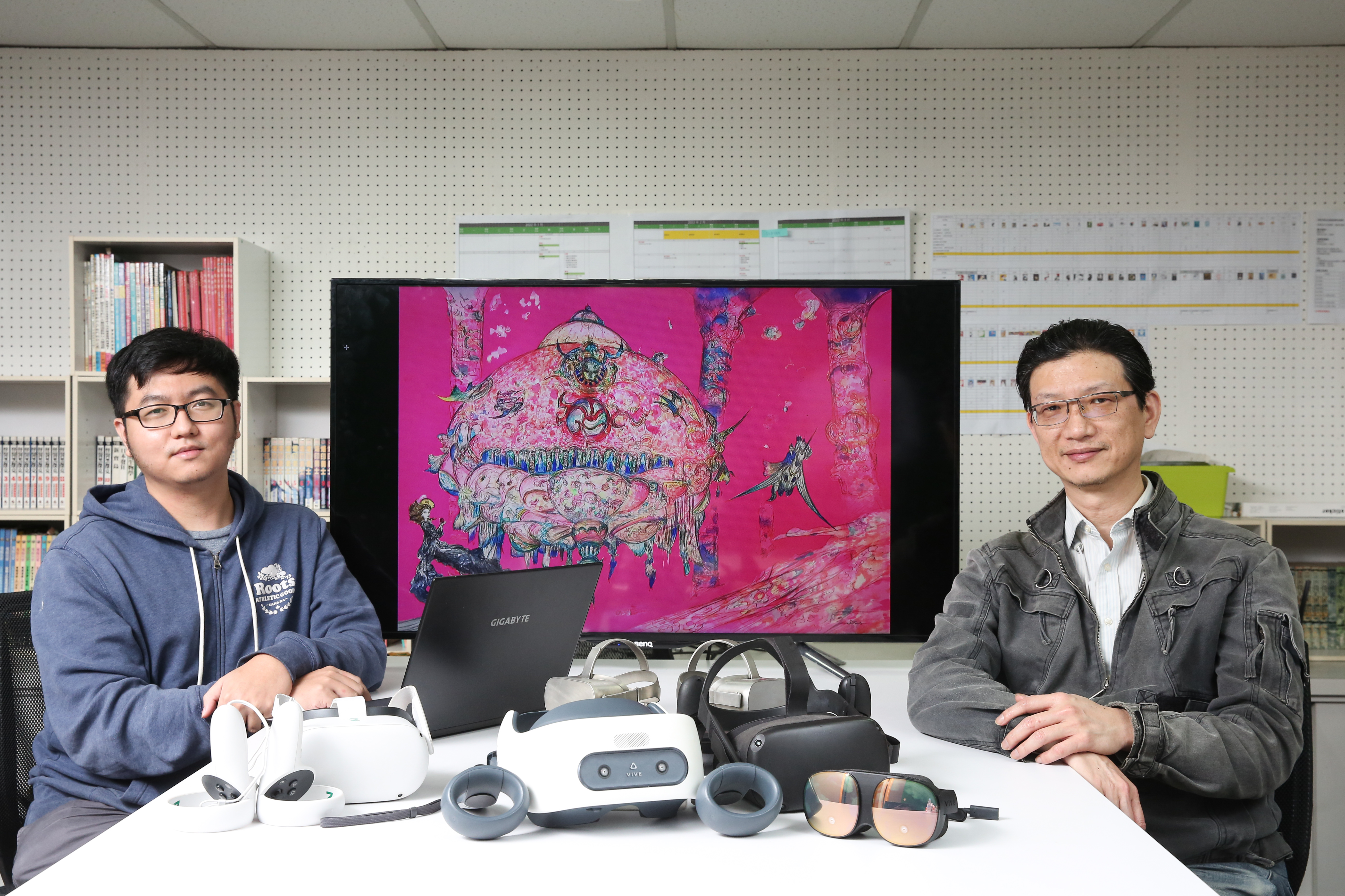 日本傳奇藝術家天野喜孝，攜手台灣VR團隊邦鼎科技打造線上虛擬「天野喜孝VR美術館」，圖為邦鼎科技總經理吳雲中（右）、資深程式設計袁門雋（左）。