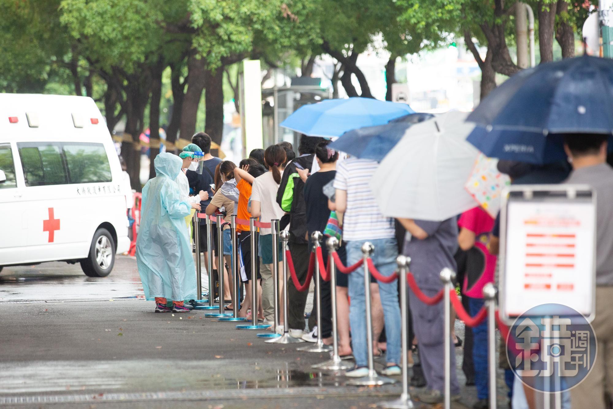 彰化有民眾PCR採檢時，手機號碼照著宣導圖卡填寫「0900000000」，事後一度無法聯繫。（本刊資料照）